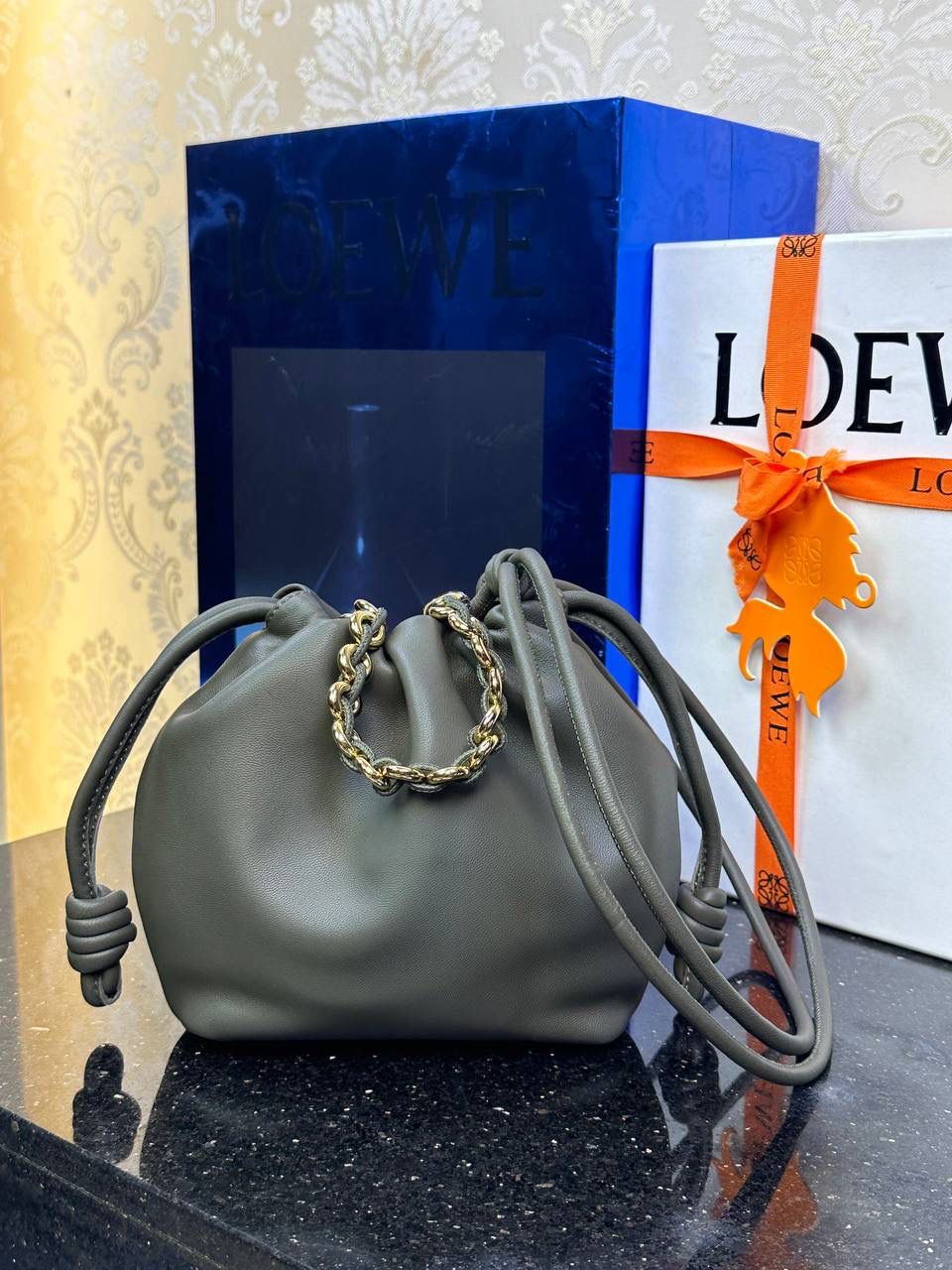 🎈迷你链条款𝙁𝙡𝙖𝙢𝙚𝙣𝙘𝙤 𝙋𝙪𝙧𝙨𝙚羊皮 ——【卡其绿】 尺寸：𝟐𝟑.𝟓-𝟓-𝟏𝟕𝐜𝐦 编码：062347 👉🏻延续福袋收缩绳褶皱设计，羊皮包身手感细腻柔软❤️ 👉🏻链条肩带➕皮肩带的双肩带设计，时尚百搭，给足了集美们多样化的选择。肩带可拆卸可调节，磁扣开合，正面烫金𝙇𝙤𝙜𝙤，呈现出高贵典雅的视觉感😍 👉🏻独家背景➕独家品质➕独家全套砖柜礼盒套装，市场高端品质皆在我手✌🏻