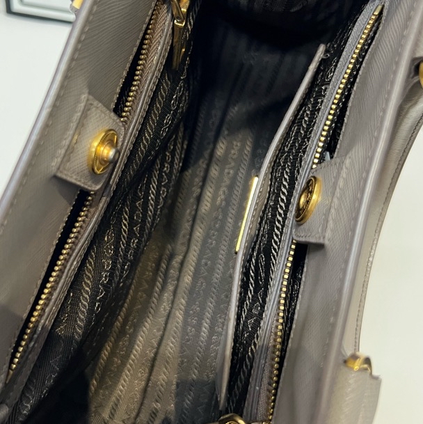 【預訂貨品】Prada 大象灰拼白色殺手包