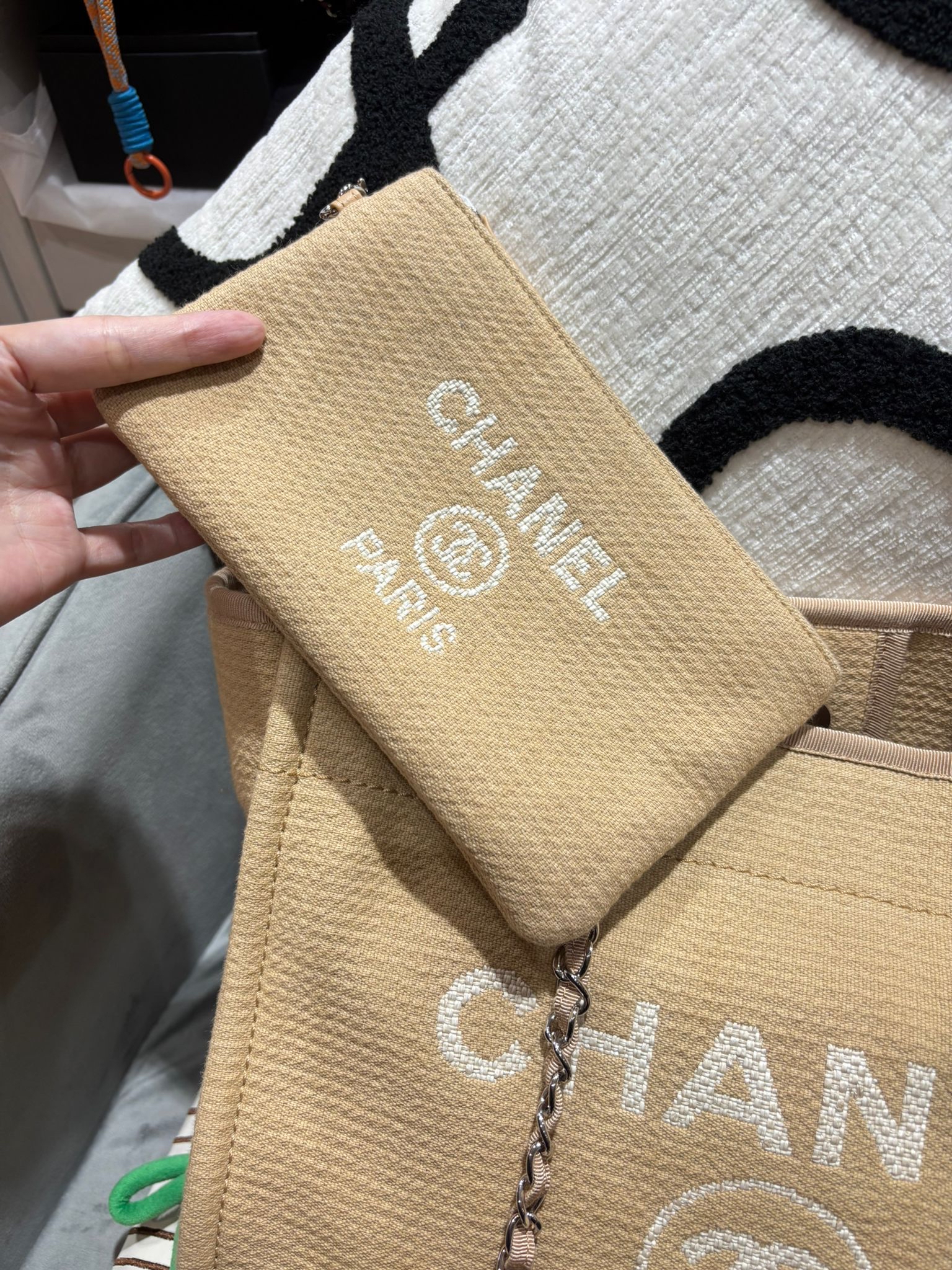Chanel deauville tote bag with pouch 100%Authentic,98%new ✅晶片✅dust bag✅pouch 