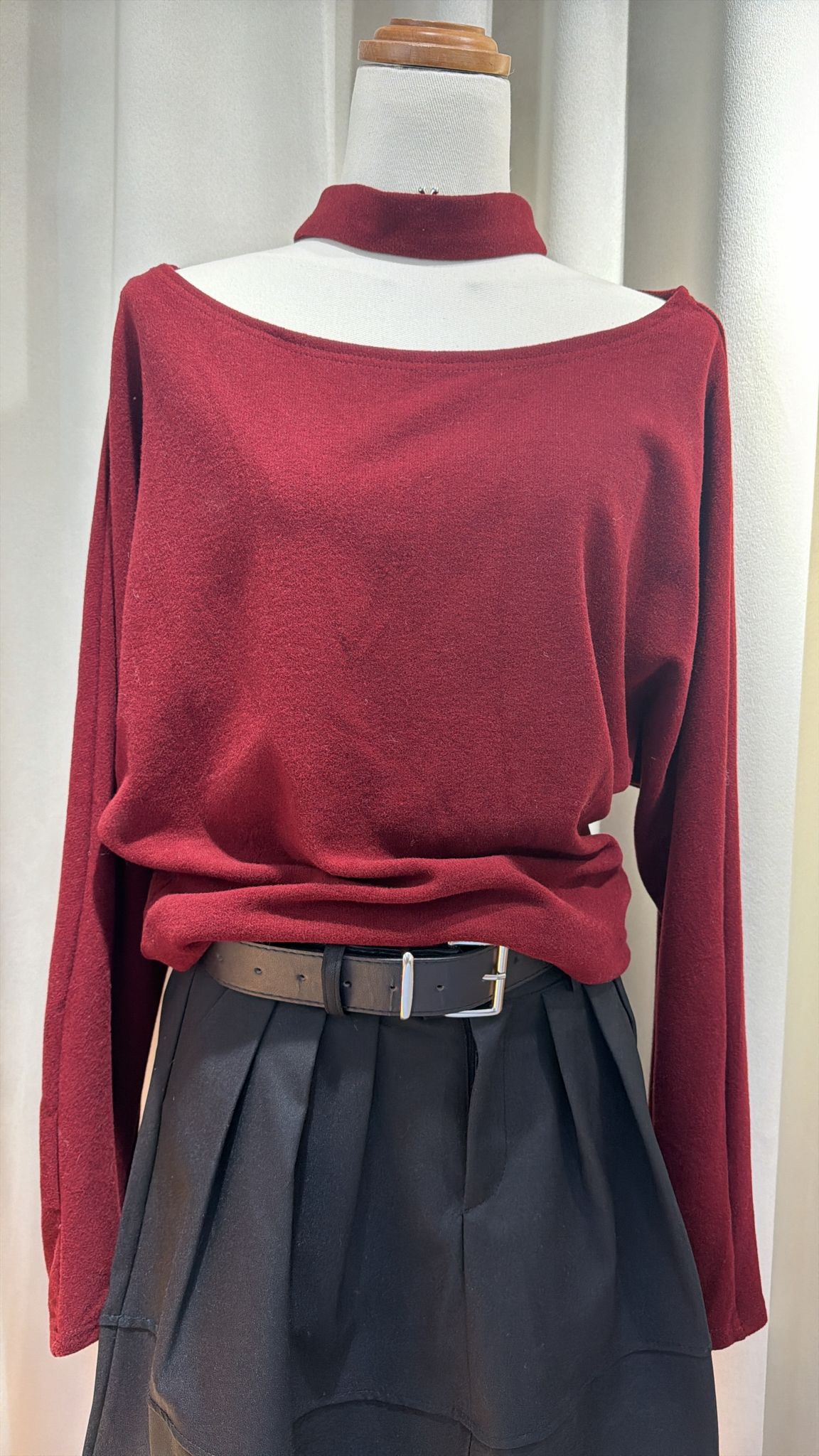 酒紅色長袖上衣