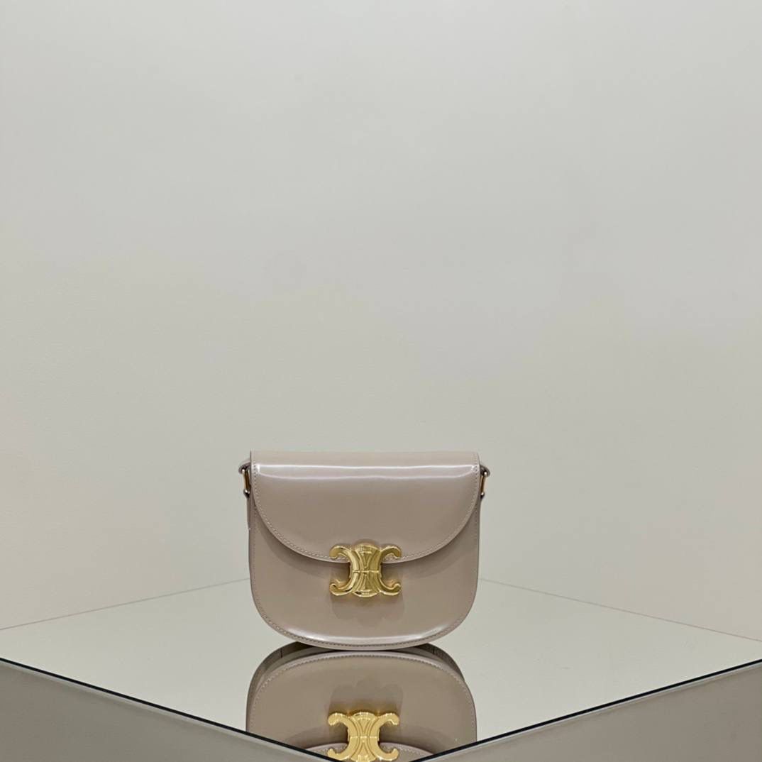 🔥大货实拍图 𝗖𝗘𝗟𝗜𝗡𝗘 ♥ 𝗧𝗘𝗘𝗡 𝗕𝗘𝗦𝗔𝗖𝗘肩带马鞍 型号：110413 尺寸：18.5*16*6cm 𝗖𝗘𝗟𝗜𝗡𝗘 𝟮𝟮秋季最新款Teen Besace凯旋门系列手袋，更俏皮活泼的包身设计与凯旋门金属标志完美结合，打造独一无二的时尚品味。