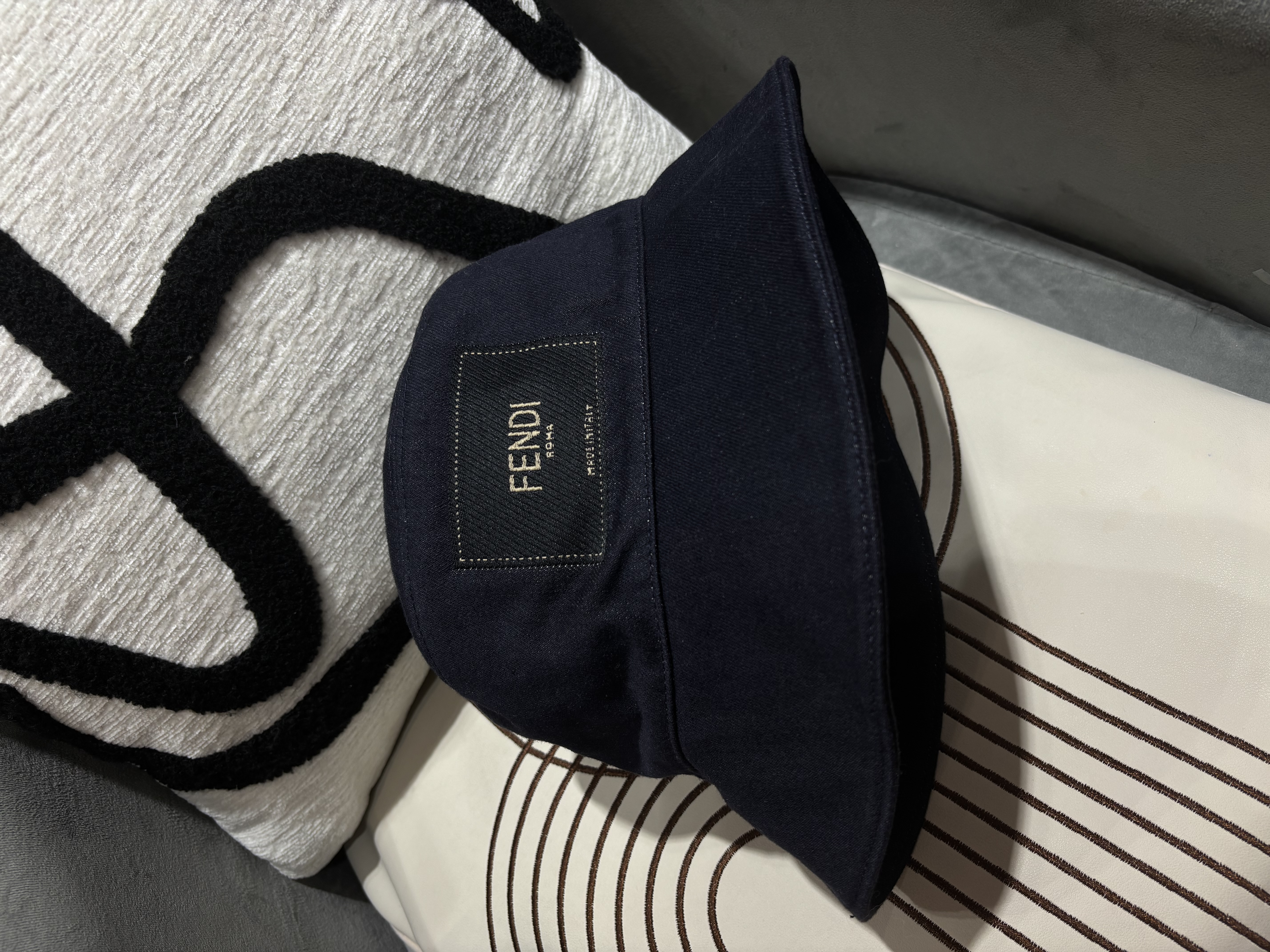 Fendi Denim bucket Hat Size: M 100%Authentic ,unused 未使用品☑️dust bag 