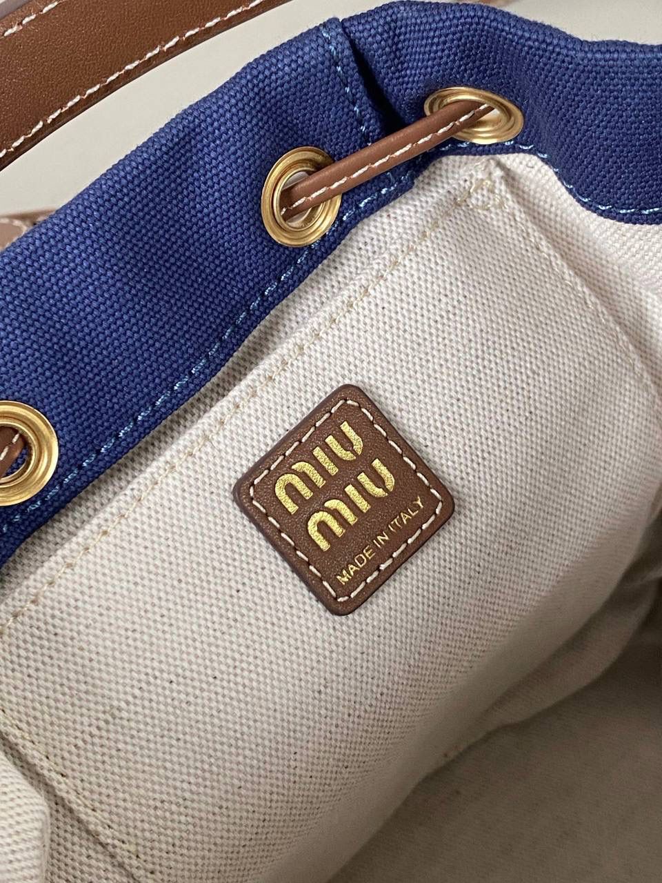 🈶帆布蓝，小号 𝐌𝐢𝐮𝐌𝐢𝐮 双肩包 喔噻！缪缪终于出双肩包了！ 超级经典的款，配色也是无敌了 多个口袋设计非常复古学院风，青春洋溢！ 五金质感超绝，带有微微做旧的复古磨砂感 这种材质耐用度极高 帆布版俩个颜色都好看！海军蓝，甜酷不失高级感 总的来说夏天就是要拿个亮色的出游 轻便实用 小号：18×22×11.5cm #F0060m 大号：25x29x12.5cm