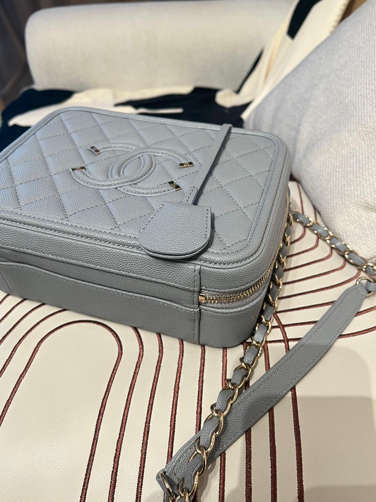 Chanel CC Filigree Medium Light Grey 100%Authentic, 95%New ✅Card ✅Dust bag