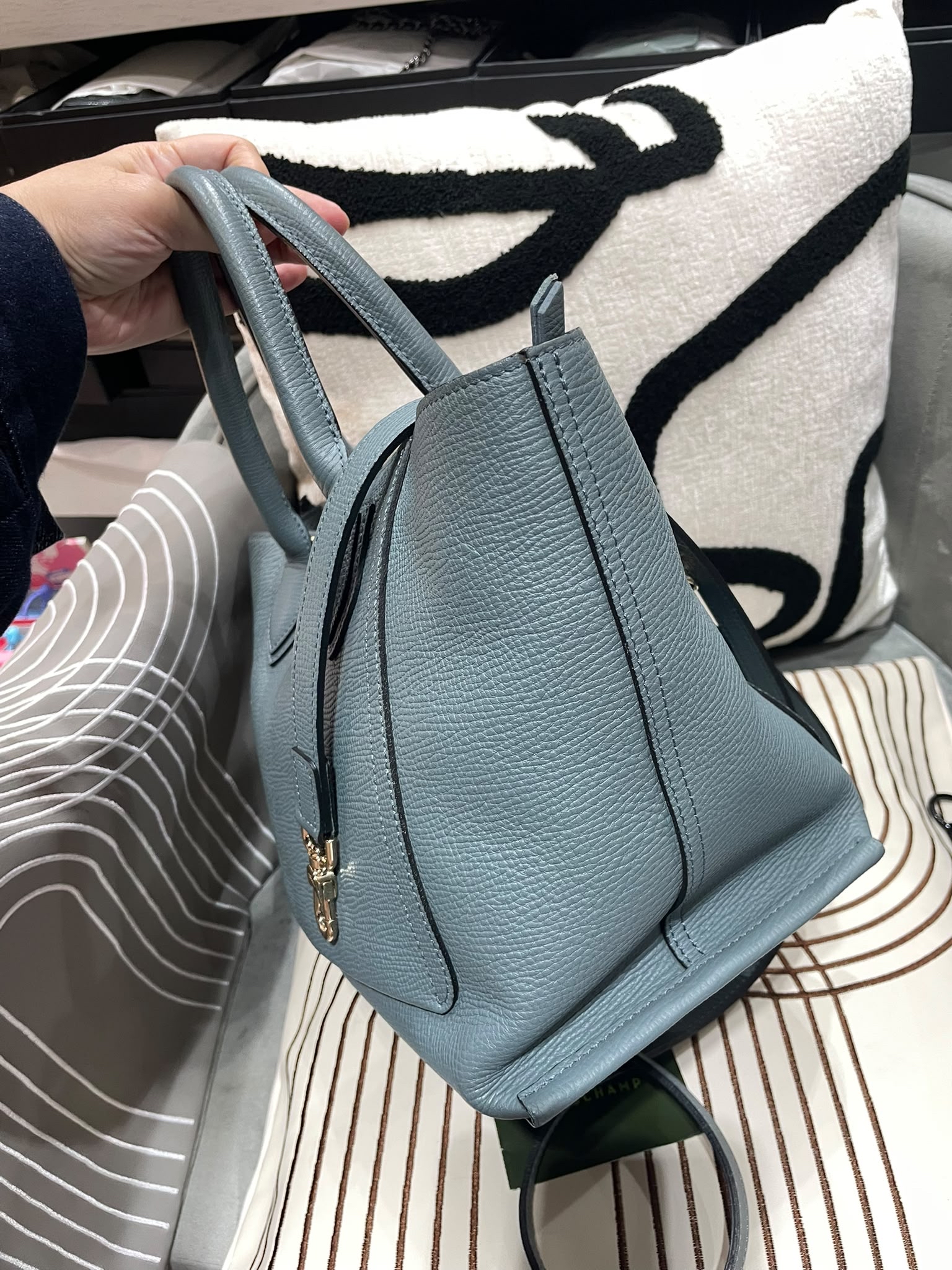 Longchamp mailbox bag calfskin 100%Authentic，98%new✅dust bag 專門店售價$💰6750‼️ 