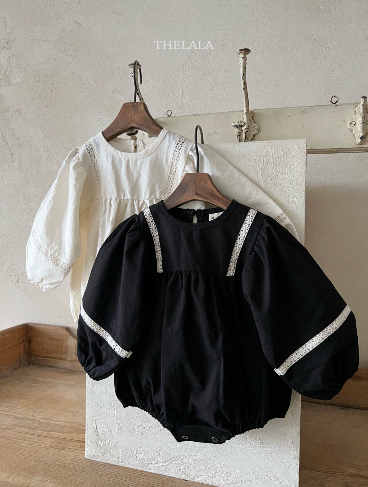 🌸預訂 韓國直送🌸🇰🇷THELALA兩色蕾絲花邊長袖包屁衣