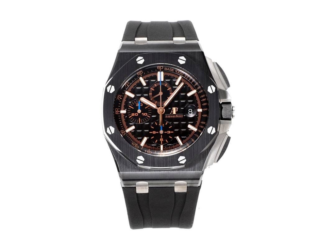 表盘以爱彼经典的大格纹为背景，一个个层次分明的方格排列，经过完美的打磨，将尽善尽美体现得淋漓尽致。三点位的日历表盘，在蓝宝石玻璃凹透镜的作用下，TPE扩大效果与原版一般无二。每一根大小表针，无论从各个角度来看都没有出现毛刺现象，这一点解决了大部分强迫症表友一直存在的烦恼！刻度与表针中间部位都采用瑞士进口夜光粉，每一个个体都做到手工填充，均匀饱满度是机器填充远远比拟不了的，亮度与发光颜色与原版几乎一致！机芯方面采用7750改3126的计时机芯，十二位的小秒，六点位和九点位的12小时计时与30分钟计时，完美的还原了原版的所有功能，经过JJF团队的精密打磨，大大提升了7750基础机芯的稳定性，缓解了一直以来计时机芯款式空有其表的尴尬现象！做到无可挑剔，堪称天花板级别，欢迎广大表友品鉴！💯🔥