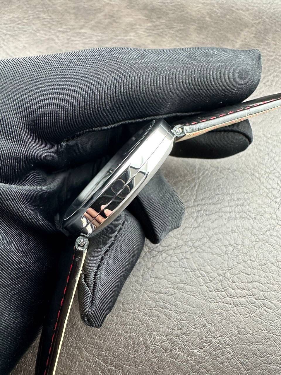 PP➕ Factory2025新品首发｜百达5738系列 68克配重版 复刻经典，更胜经典——GOLDEN ELLIPSE 黄金椭圆腕表重磅登场！ ✅ 黄金分割美学重塑：遵循1:1.6181经典比例，34.5MM×39.5MM椭圆表径搭配7.7MM纤薄厚度，复刻古典韵味与佩戴舒适度。 ✅ 316L精钢表壳：介于圆形与矩形之间的别致椭圆轮廓，还原原版线条张力，质感细腻出众。 ✅ 3D立体云贝母表盘：专属浮雕打印工艺，折射神秘深邃光泽，告别市面暗淡平庸款，上手自带高光。 ✅ 定制进口小牛皮表带：21X16尺寸对版原配，搭配同型椭圆表扣，与表壳设计遥相呼应，贴合手腕更显格调。 ✅ 9015精准机芯：走时稳定精准，兼顾实用性与耐用性，日常佩戴无压力。 PP➕不做“远观款”，只为呈现最接近原版的真实佩戴体验——从细节质感 to 上手触感，每一处都经得起近距离审视，让经典韵味在腕间完美延续！