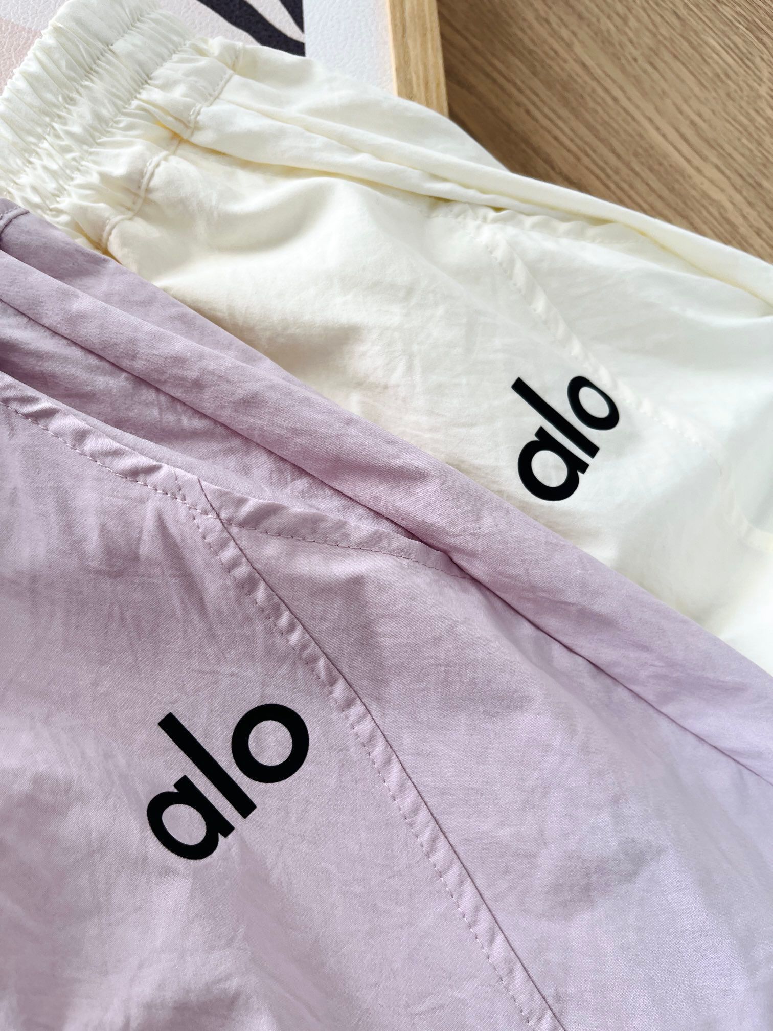 $65條。2條起$55條。廠單alo寬鬆直筒速乾褲