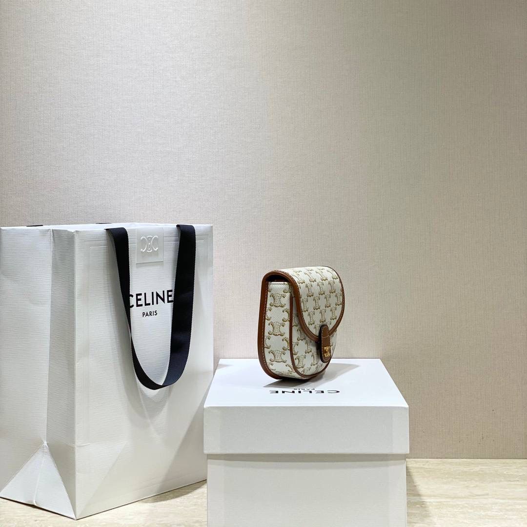 🔥大货实拍图 𝗖𝗘𝗟𝗜𝗡𝗘 ♥ 𝗧𝗥𝗜𝗢𝗠𝗣𝗛𝗘 𝗖𝗔𝗡𝗩𝗔𝗦 𝗕𝗘𝗦𝗔𝗖𝗘 嗨～复古老花yyds新草报道～圆滚滚的小马鞍很是讨喜🤩～ 型号：196702 尺寸：15*11*4cm