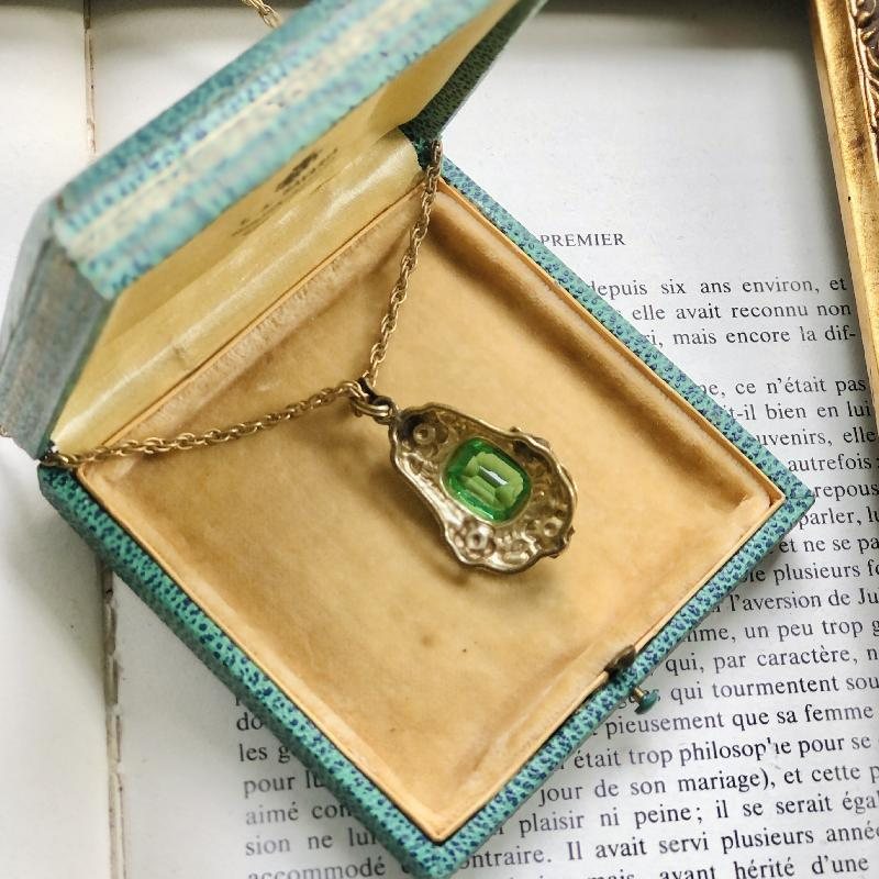 Chipped - Early to Mid-Century Czechoslovakia Faceted Green Peridot Glass Foliage Frame Pendant (MZ108)