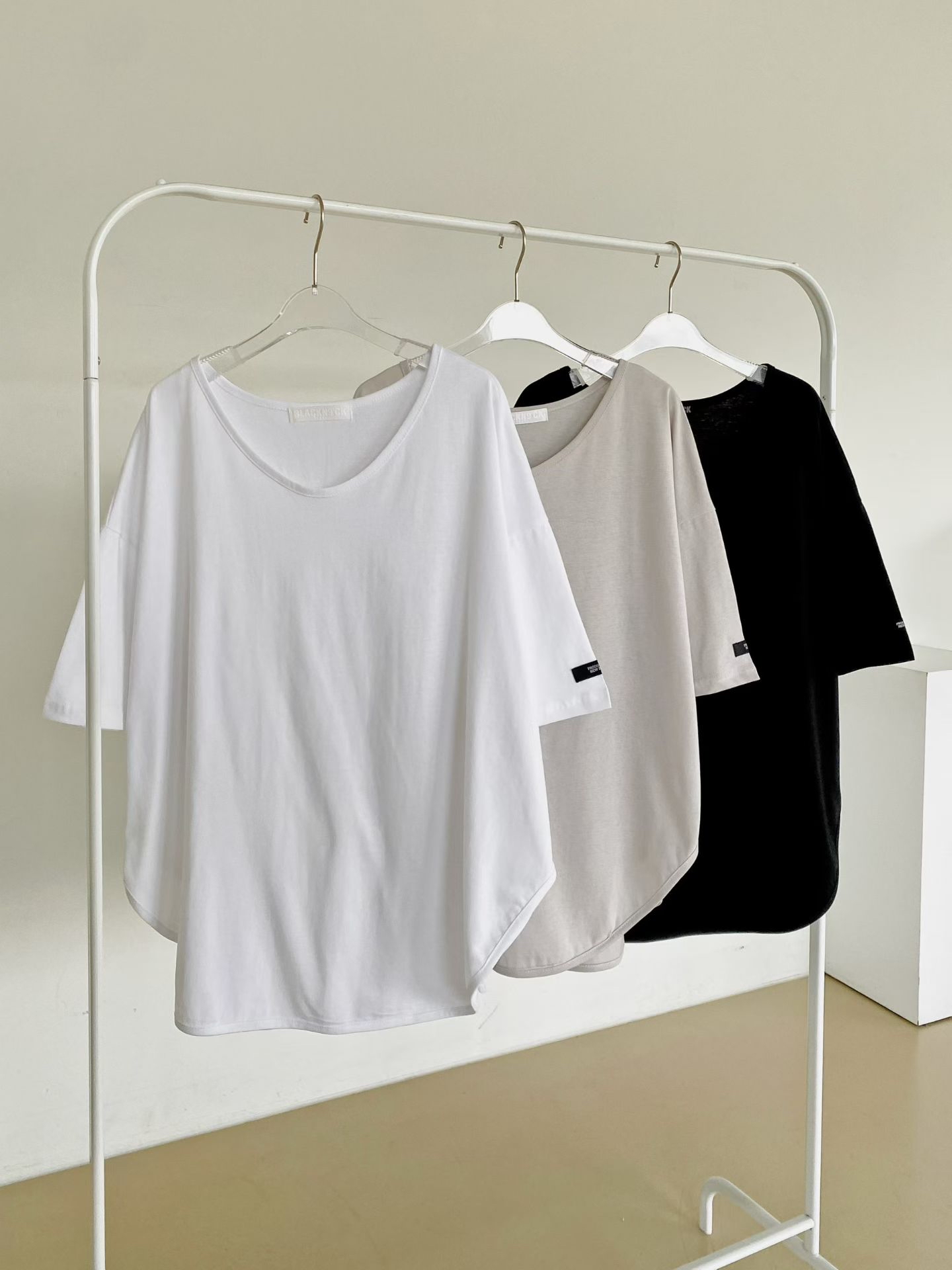 NB6 手臂黑章側開叉Tee