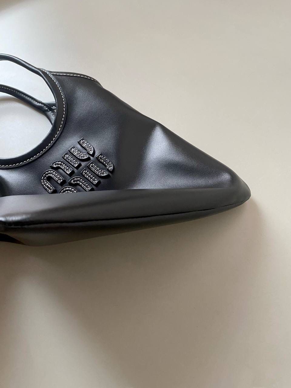 🈶黑色 𝗠𝗶𝘂𝗠𝗶𝘂托特 缩小版的ivy来噜 真的是除了可爱还是可爱！ 感觉谁背都是萌萌哒hahaha～ 这种siza就不挑身高了，没有局限 还有肩带，除了手拿斜挎也巨好看 容量小包里算不错的了，日常外出足够，能放pro max 20×24cm #F0110m