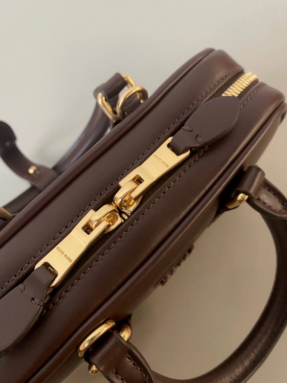 🈶石南木色，迷你 𝗠𝗶𝘂𝗠𝗶𝘂保龄球，大爆款 新尺寸也太可爱了！ 喜欢小包的姐妹这只必买！它要比小号小一些也窄一些 就巴掌大小，但容量还挺大的 装俩部手机都绰绰有余，日常够用 肩带长短也很ok，手拎斜挎都好看 反正放心冲就是了！拥有它，上班牛马的心情都会被治愈～ 迷你：19×10×5cm #F0011m 小号：22x10.5x7.5cm 大号：27x12x9cm