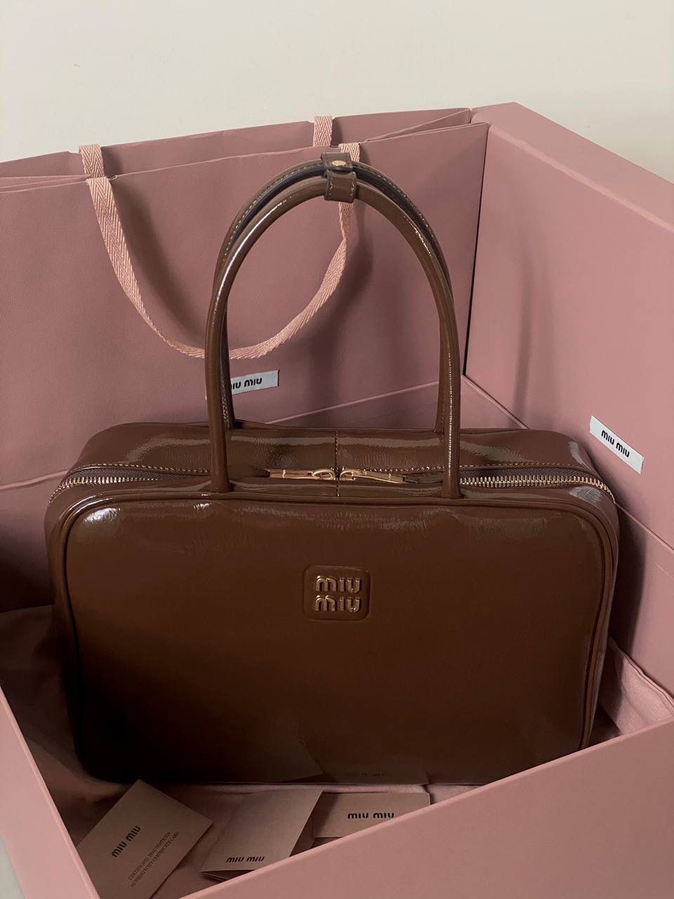 🈶漆皮紫檀木色 𝗠𝗶𝘂𝗠𝗶𝘂公文包| 新面料来啦 漆皮色泽光亮自然饱满～ 皮面透着的皱纹仿佛湖面上的水波纹 无论是视觉还是手感，质感都很绝！ 34×23×10cm #F0020m