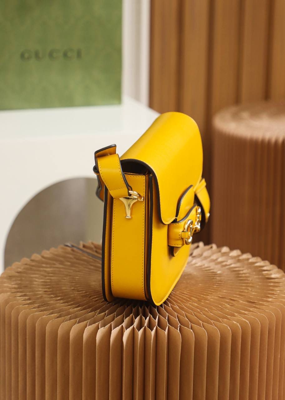 ▪️𝟭𝟵𝟱𝟱 𝐇𝐨𝐫𝐬𝐞𝐛𝐢𝐭马衔扣#602204# 正品皮▪️YY# ☑️尺寸：25*18*8𝙘𝙢 𝙃𝙤𝙧𝙨𝙚𝙗𝙞𝙩 1955马鞍包全皮系列， 全皮的质感看起来更加上档次， 更加有时尚感，标志性的马衔扣五金， 搭配经典的复古线条与现代精神巧妙融合， 不仅看起来有复古的味道，却不失时尚的高级感， 采用皮革材质相映成趣， 搭配可调节的肩带，给予日常不同的背法！ 隔成设计，更加人性化使用！ 给人透出低调而大气的气质！🔥🔥