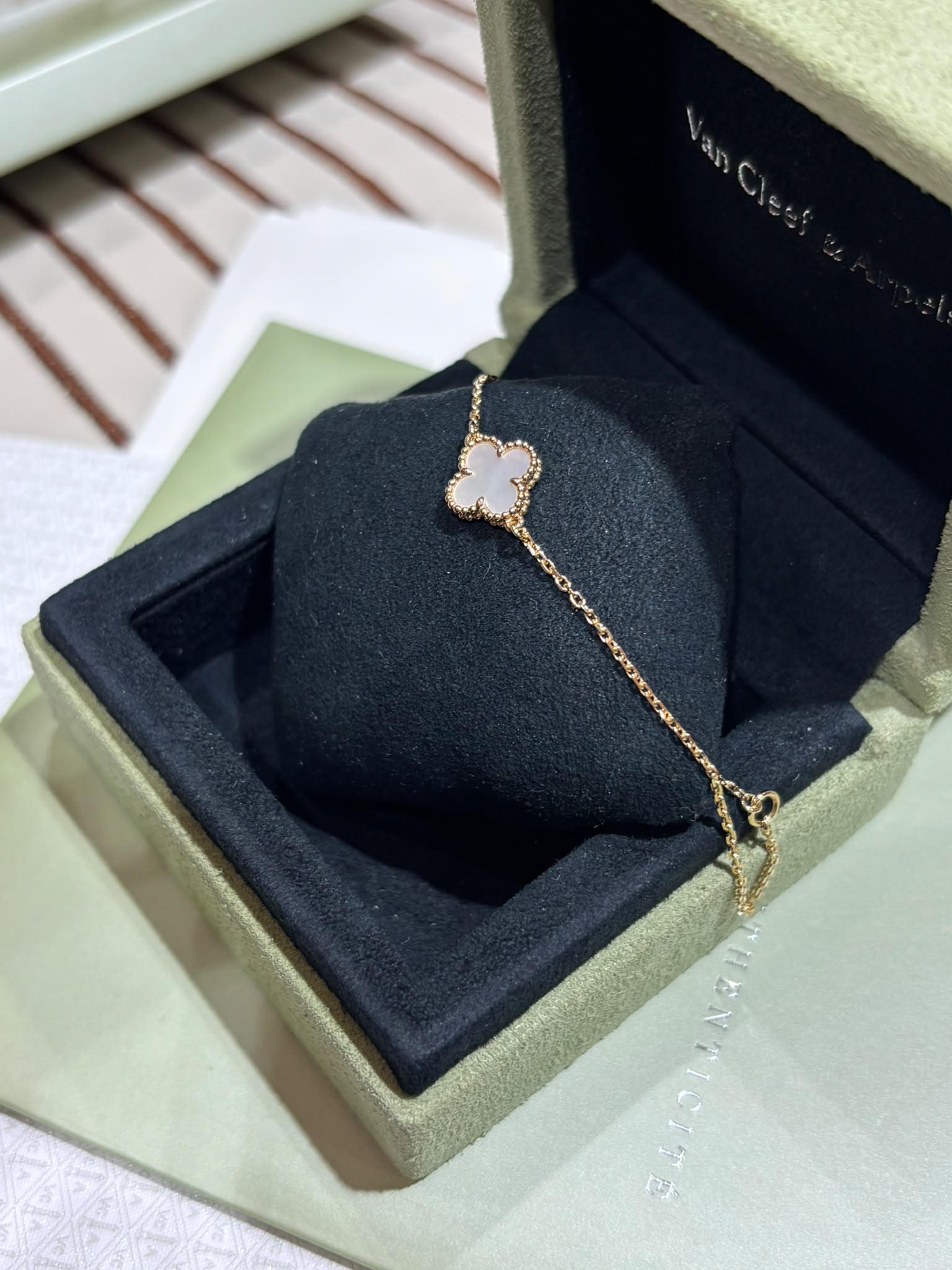 全新 Van Cleef & Arpels Sweet Alhambra Mother Of Pearl Bracelet VCA珍珠貝母Yellow Gold 18K 手鏈 100%Authentic,  全新貨品100%New ☑️專門店收據☑️證書☑️盒