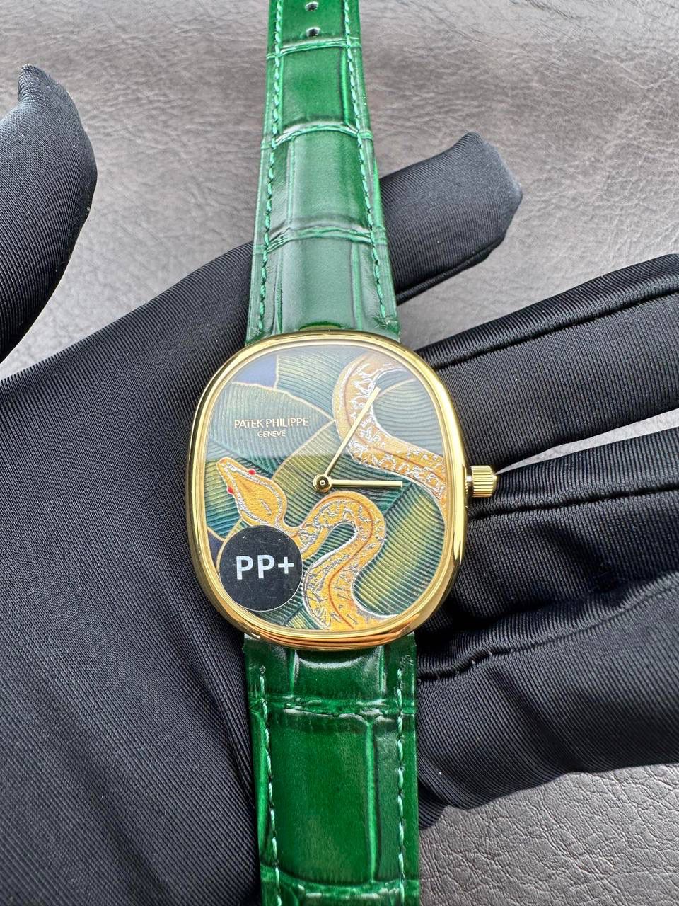 PP➕ Factory2025新品首发｜百达5738系列 68克配重版 复刻经典，更胜经典——GOLDEN ELLIPSE 黄金椭圆腕表重磅登场！ ✅ 黄金分割美学重塑：遵循1:1.6181经典比例，34.5MM×39.5MM椭圆表径搭配7.7MM纤薄厚度，复刻古典韵味与佩戴舒适度。 ✅ 316L精钢表壳：介于圆形与矩形之间的别致椭圆轮廓，还原原版线条张力，质感细腻出众。 ✅ 3D立体云贝母表盘：专属浮雕打印工艺，折射神秘深邃光泽，告别市面暗淡平庸款，上手自带高光。 ✅ 定制进口小牛皮表带：21X16尺寸对版原配，搭配同型椭圆表扣，与表壳设计遥相呼应，贴合手腕更显格调。 ✅ 9015精准机芯：走时稳定精准，兼顾实用性与耐用性，日常佩戴无压力。 PP➕不做“远观款”，只为呈现最接近原版的真实佩戴体验——从细节质感 to 上手触感，每一处都经得起近距离审视，让经典韵味在腕间完美延续！