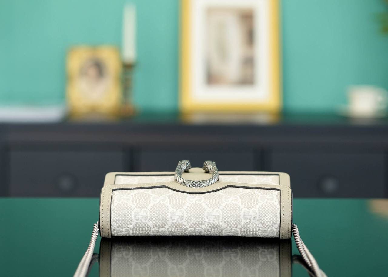 🥯GG Dionysus系列超迷你手袋酒神 燕麦色 16.5cm 正品售价¥8.000 GG家入门级小包推荐，酒神里面的经典基础款 经典酒神扣搭配原厂小牛皮 出镜率非常高 简直是穿搭利器 官方款号 476432 尺寸迷你：16.5x10x4cm 尺寸小号：28x17x9cm