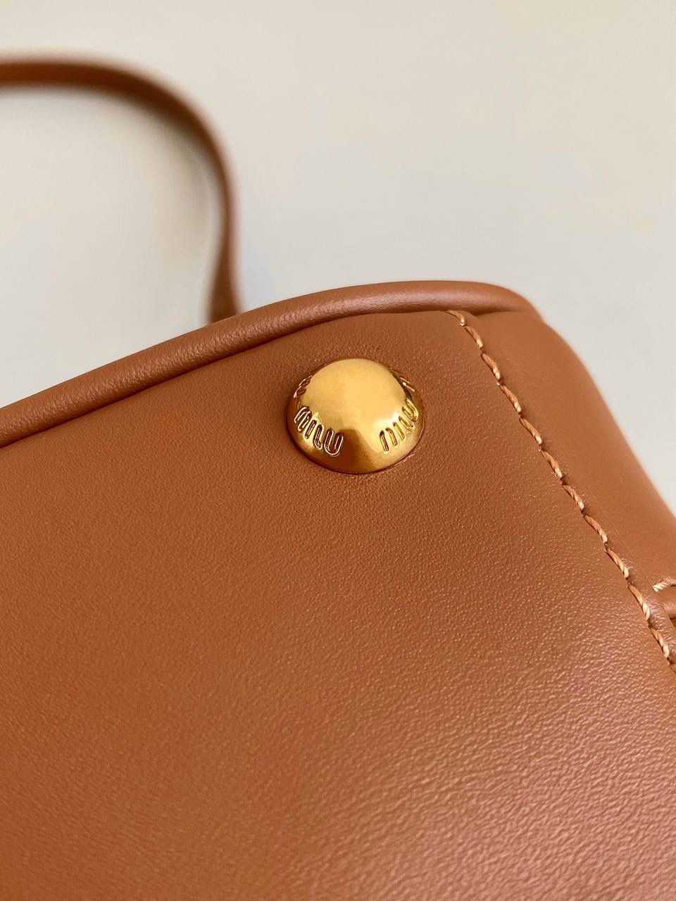 🈶焦糖小号， 𝗠𝗶𝘂𝗠𝗶𝘂保龄球，大爆款 这只太火了！贯穿了我所有的OOTD 又乖又奶又酷简直要焊在身上的程度！ 想要一只包搭子，必须得是你啊！！ 拎着它出现，姐妹绝对夸你很会买 是反复心动的小情包啊，时髦感爆表了 手拎斜挎都可以，大小号日常都刚好 霸占了整个时尚圈的当红辣子鸡 真的不够卖不够卖啊啊啊 小号：10.5×22×7.5cm，#F0011m 大号：27x12x9cm