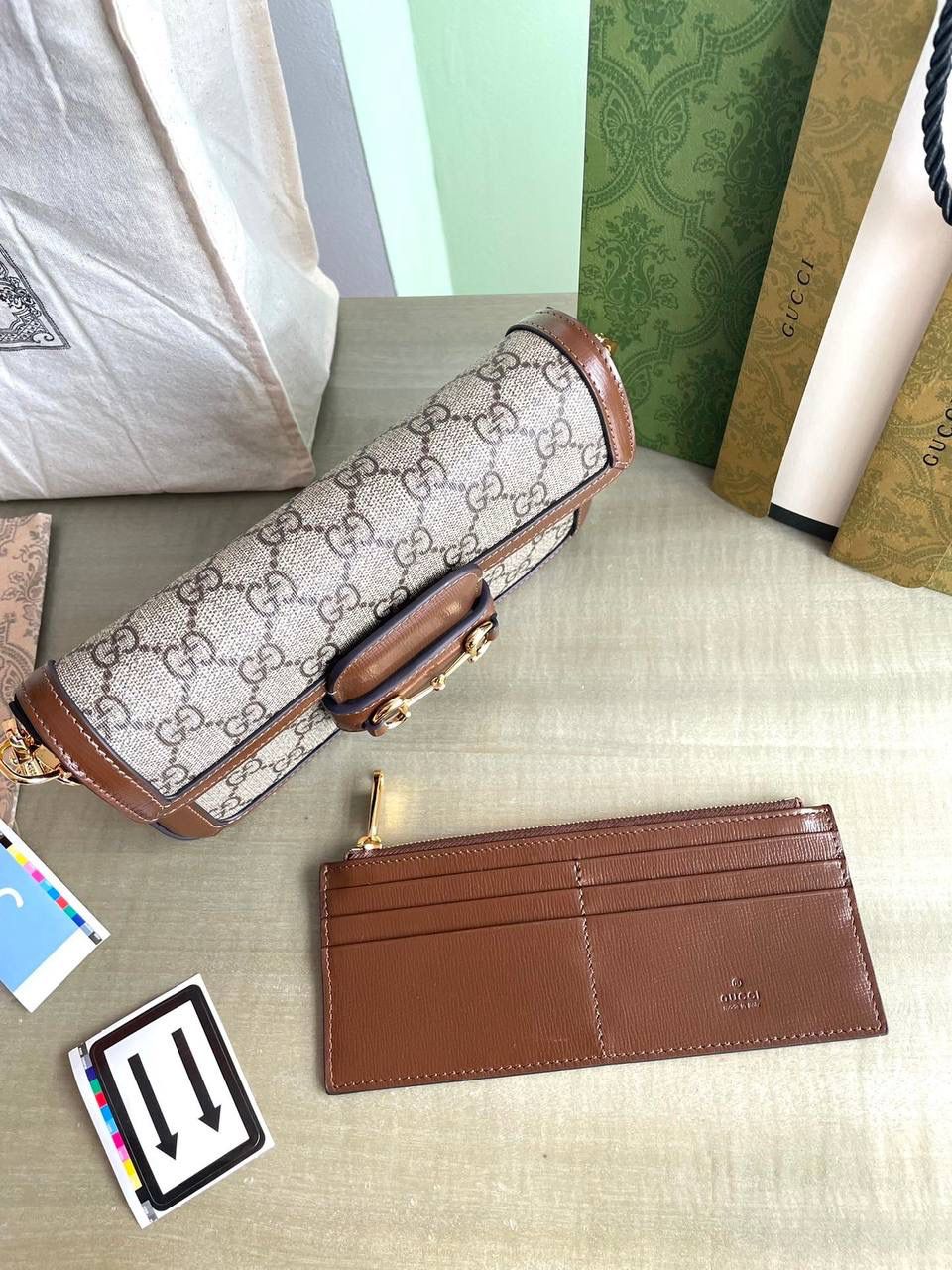 👜g752002：尺寸：12.521.53cm！gucci horsebit 1955系列从品牌典藏设计中汲取灵感，在六十余年前的早期设计细节中融入现代精髓。马衔扣元素的设计灵感源自品牌马术本源，由双环和长条形两个元素构成，至今已经成为品牌极具辨识度的标志性元素之一。这款迷你手袋配有一个可拆卸卡片袋，流露百搭魅力。🔥✨