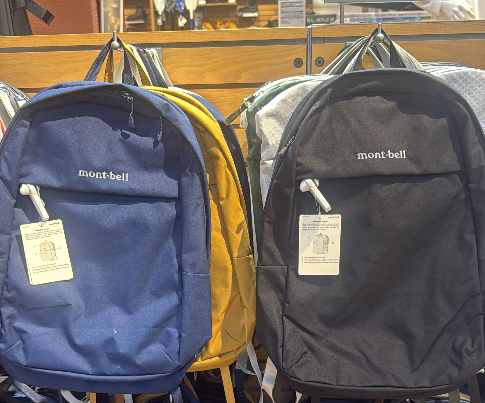 Montbell delight backpack 20 買過俾屋企人用！個背囊真係好卸力！ 個袋好重！但上身孭住一d都唔重 Navy / blk / yellow /ivory
