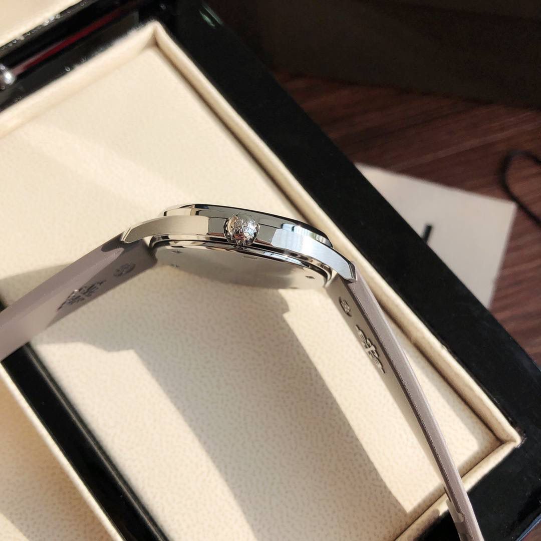 独家推出 新款百达斐丽AQUANAUT系列 专为女性设计！用最简约方式完美体现百达斐丽的精髓，融合了大胆的设计和正统的纯粹，这款腕表成为百达斐丽的旗舰产品之一！腕表完美尺寸35.6，进口精钢材质多重工艺精磨打造。原装一致厚度7.77cm。表盘镶嵌46颗 vs1.8真钻。约一克拉！ Gtc中国权威鉴定证书。百分百保证每一粒都是货真价实的真钻。可验可查询！💯💯