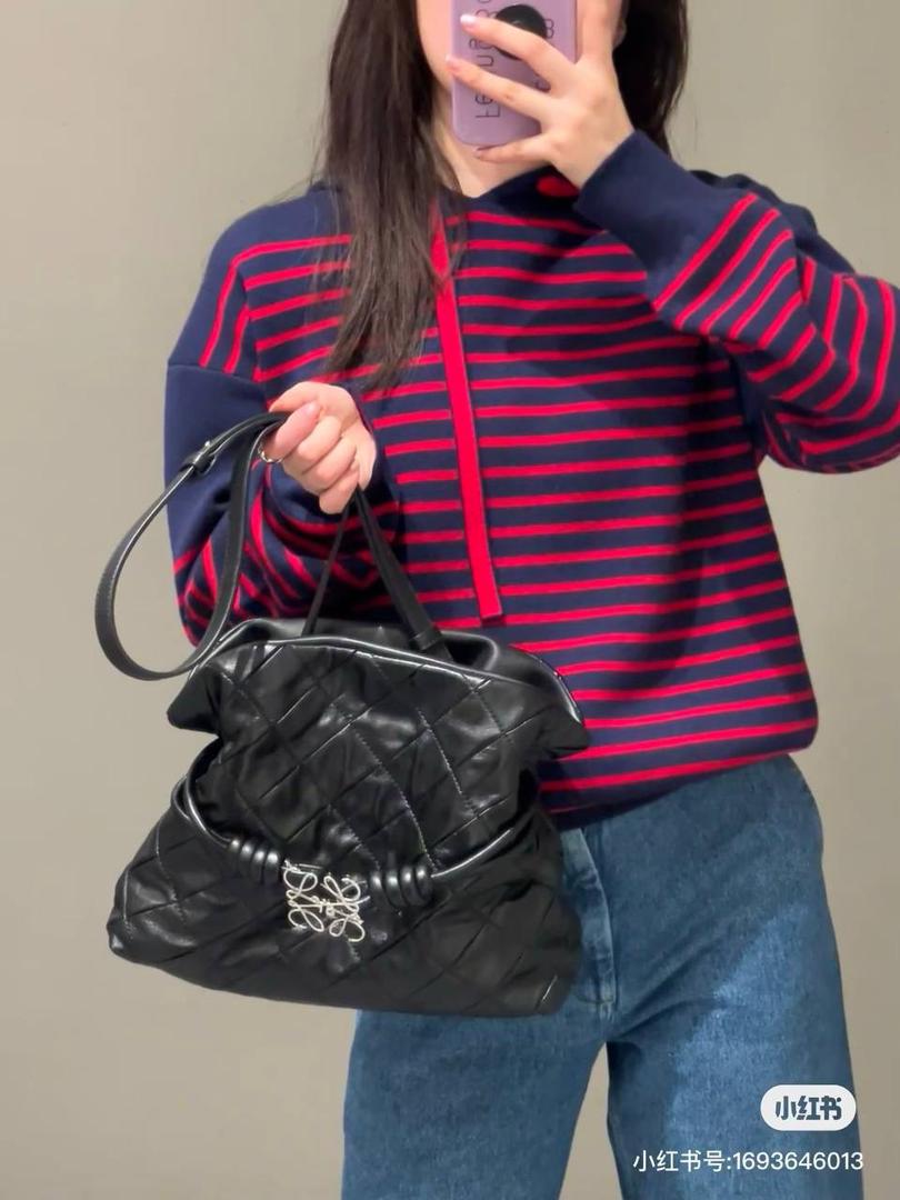 🎈褶皱羊皮福袋 —【👉🏻中号黑色到货】 编码：052028 尺寸：𝟑𝟎-𝟐𝟒.𝟓-𝟏𝟎.𝟓𝐜𝐦 ✅新款福袋采用进口纳帕小羊皮经过手工裁剪、缝合和缝制而成，🉑拆卸🉑调节肩带，多样化背法，容量超大，手感超舒适👍 ✅独家品质，对版细节，全套礼盒🎁给你满满的仪式感👍