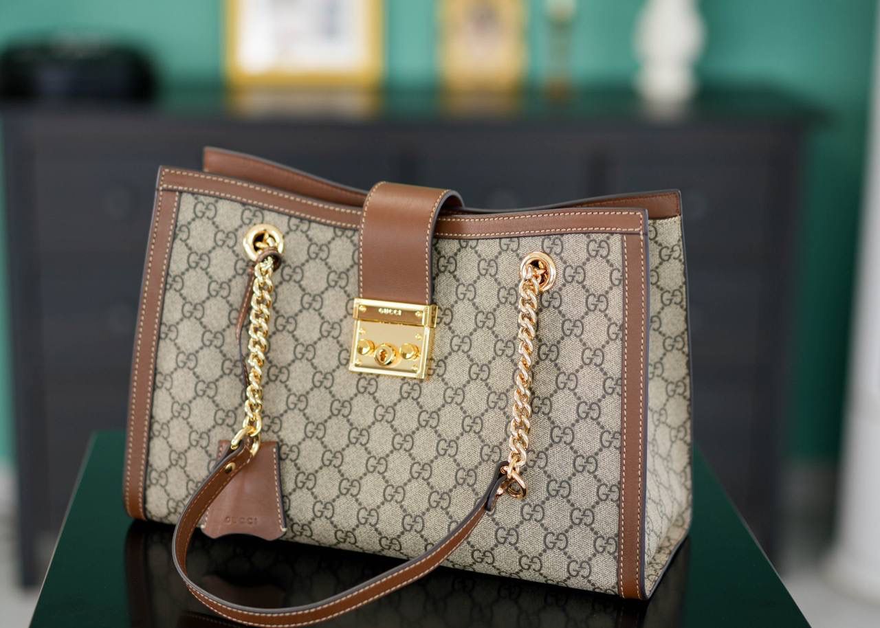 🥯Padlock系列GG中号肩背包 老花棕色 35cm 休闲、随意、有范 且非常大牌的款真的非Padlock这款购物袋不可 这个尺寸比较通勤风一些，大容量 包身轻便，非常适合上班族！ 官方款号 479197 尺寸：35x23.5x14cm