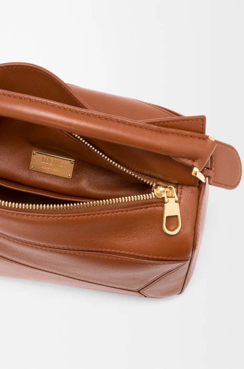 【十周年限定款🆚经典款】 👉🏻区别1️⃣：里外全羊皮，侧面增加可拆卸标牌挂饰以及气球骰子，内里更换为金标（如图1️⃣2️⃣3️⃣4️⃣） 👉🏻区别2️⃣：底部增加脚钉保护整个包包，以前只有中号以上才有（如图5️⃣） 👉🏻区别3️⃣：铰链式拉链头，拉牌刻有品牌创建年份以及品牌英文LOGO（如图6️⃣7️⃣） 👉🏻区别4️⃣：肩带调节变更为针扣调节（如图8️⃣）