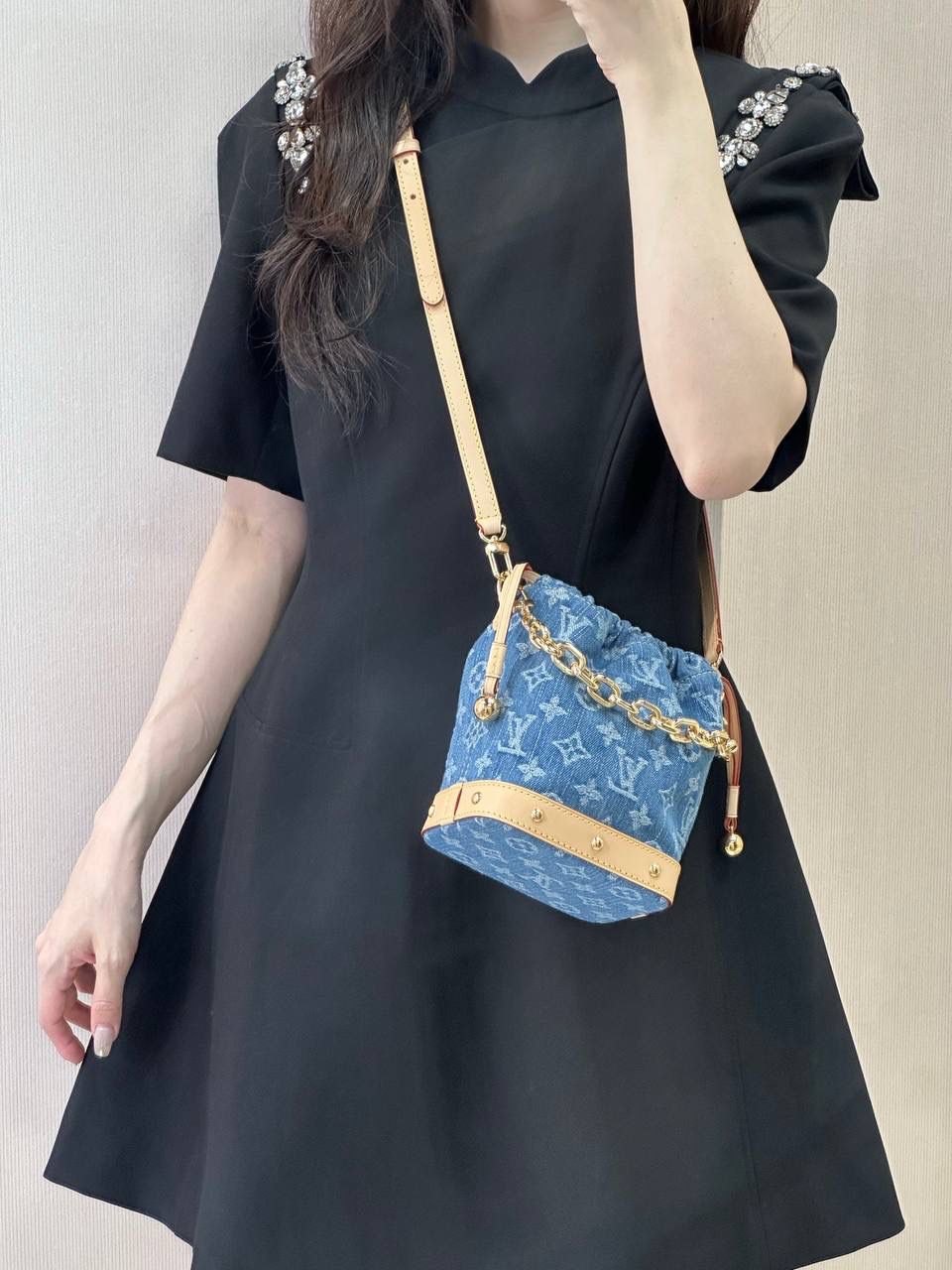 LV牛仔小包👜✨ 夏天怎么能少得了牛仔元素！ 丹宁也是各个大牌春夏季比较有看头的款式，今天继续来给你们盘个新款，来自1v 家的Nano Noé水桶 LV大名鼎鼎的牛仔系列~想必不用我多做介绍了！每次一上架就成为了一包难求的溢价款，火爆程度可想而知。 包身牛仔丹宁➕变色树膏皮，东西都是独一无二的正，包型也是堪称万年经典 经典中的经典 一直深受女孩们的追捧 小巧身材、别致外观。 尺寸：17.5 x 8 x 20.5cm
