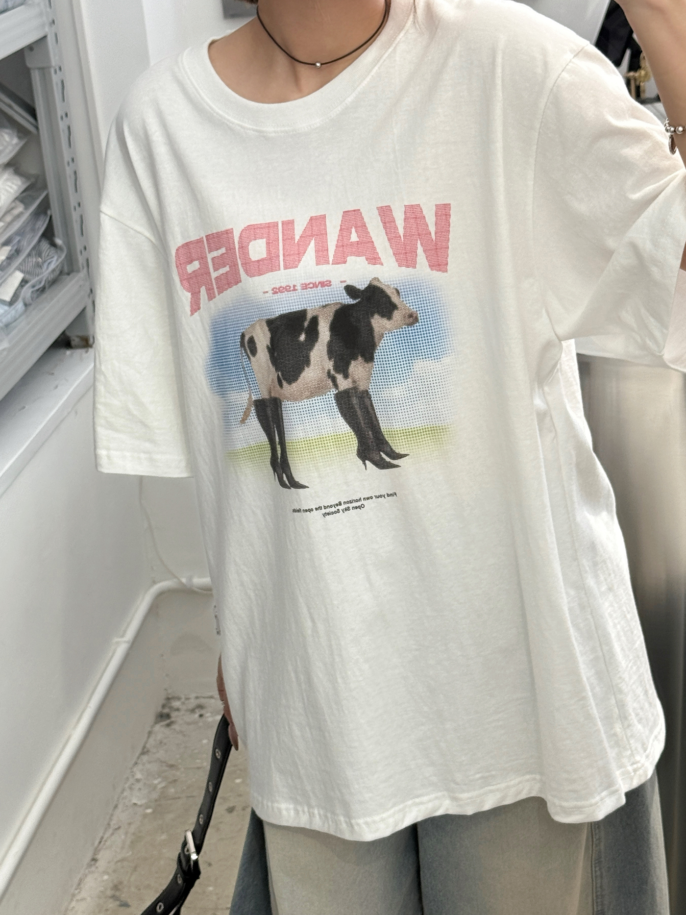𝐖𝐚𝐧𝐝𝐞𝐫 𝐜𝐨𝐰 𝐠𝐫𝐚𝐩𝐡𝐢𝐜 𝐨𝐯𝐞𝐫𝐬𝐢𝐳𝐞𝐝 𝐭-𝐬𝐡𝐢𝐫𝐭