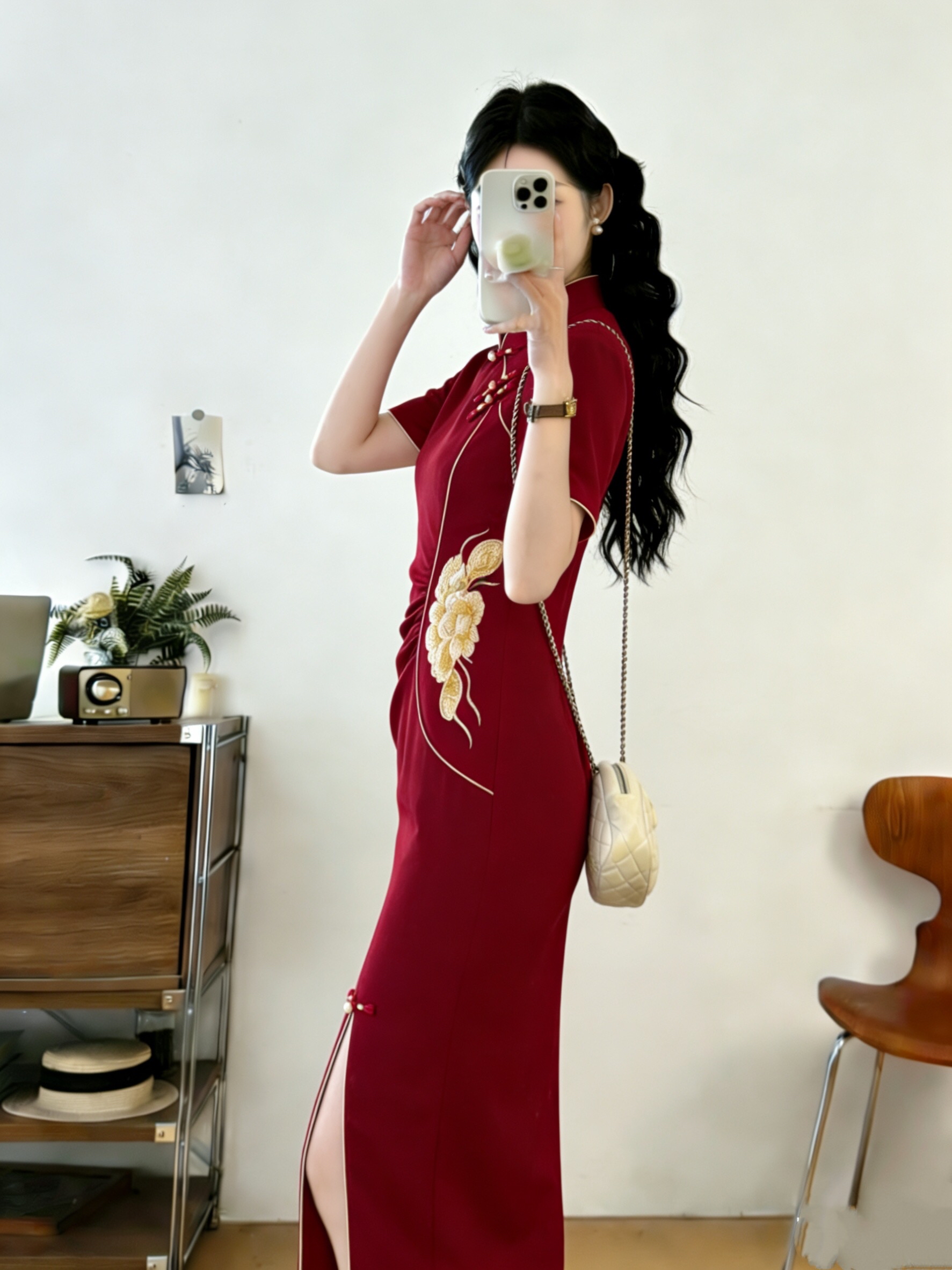 B180(6012) 新中式复古腰边牡丹刺绣下摆盘扣开角黑红旗袍连身裙