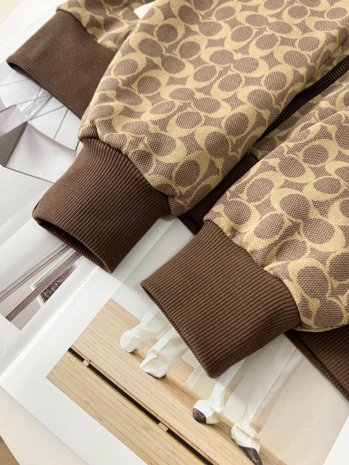 $280件。 C×oach 立領滿印拼接外套