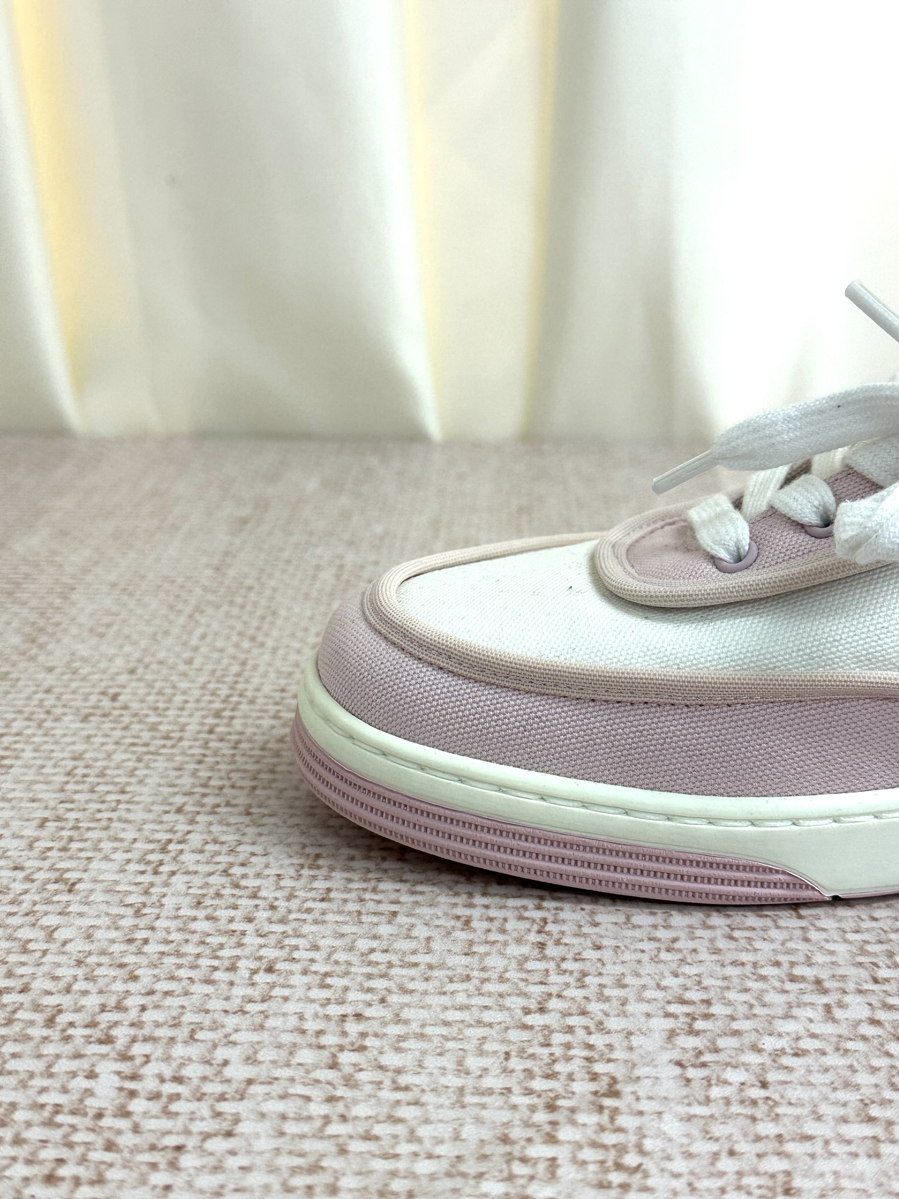 Pre-Owned Chanel Canvas Low Top Sneakers / Product Code: 26040720