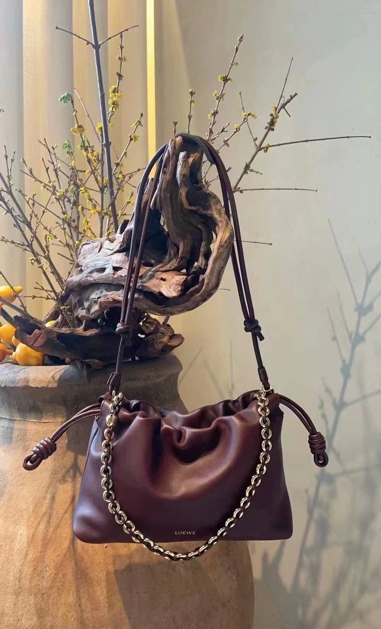 Loewe新款小号抽绳手袋链条装饰柔软小牛皮单肩斜挎包