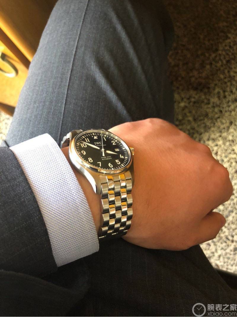硬货首发，市场独家！IW3270156 。316L精钢材质，非凡工艺，让小厂知难而退！万国飞行员马克十八传承腕表，采用原装瑞士ETA王牌机芯，40mm表径，全数字刻度超强夜光，双面防反光凸状蓝宝石玻璃表镜。原版1比1开模钢带，在很多细节的把控上都已达到行业顶级，且多项可为标杆，整表细节一丝不苟。 原装价格4W多，一般人均可轻松驾驭，此款万国飞行员腕表视为万国经典款型，任何场景着装均适合佩戴，可谓百搭神器。全套包装出货