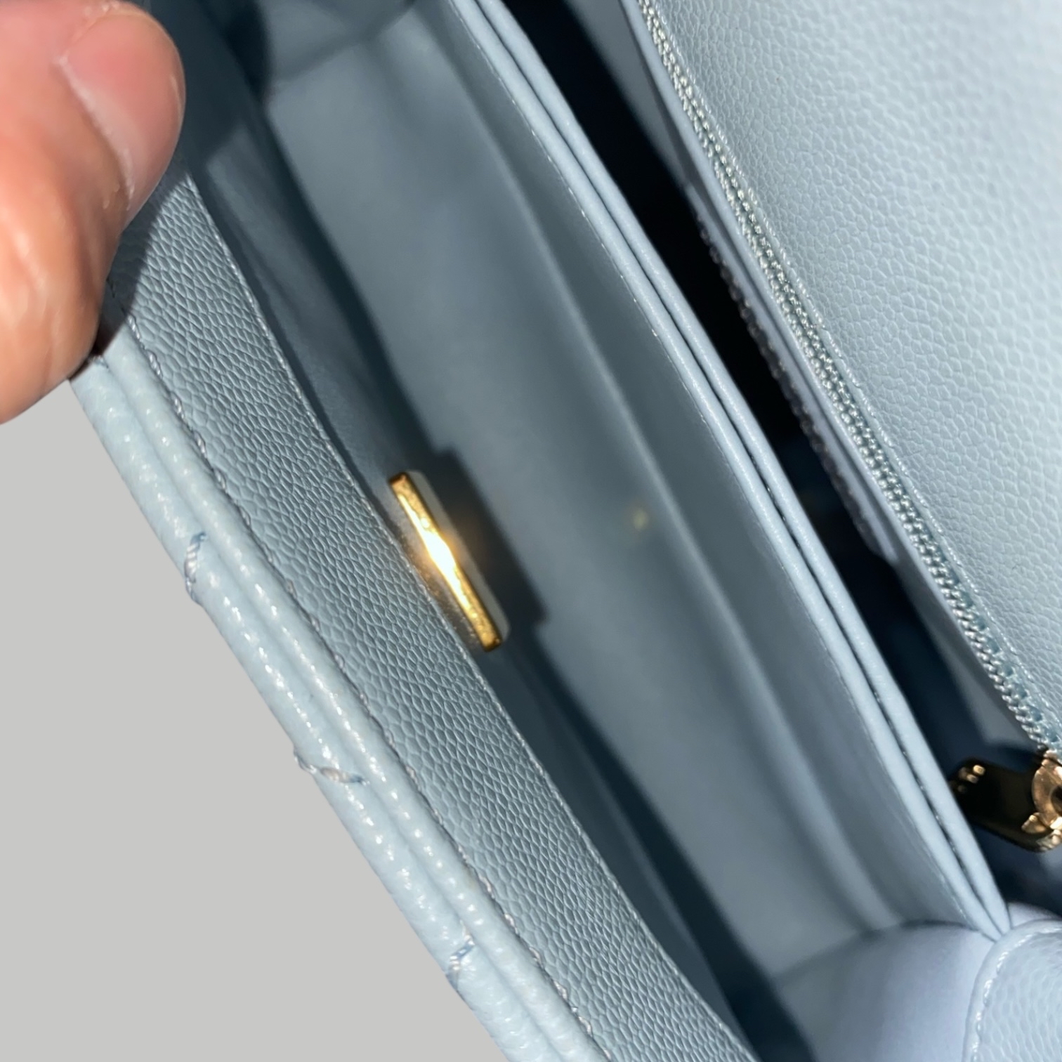 Chanel CocoHandel mini 22P淺藍色