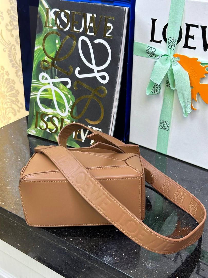 👉🏻迷你𝙿𝚞𝚣𝚣𝚕𝚎 【宽肩带】 迷你平纹/Anagram牛皮手袋👜 尺寸:𝟏𝟖-𝟏𝟐.𝟓-𝟖𝐜𝐦 编码:65222772棕色【配全套礼盒】 秋冬最新爆款上线啦…⤴️ 从手袋的小牛皮革、缝线、背带的金属环扣，内里内衬细节.都换上了最新的饱和单色系，细腻质感，为手袋增添了不一样的视觉魅力🔅