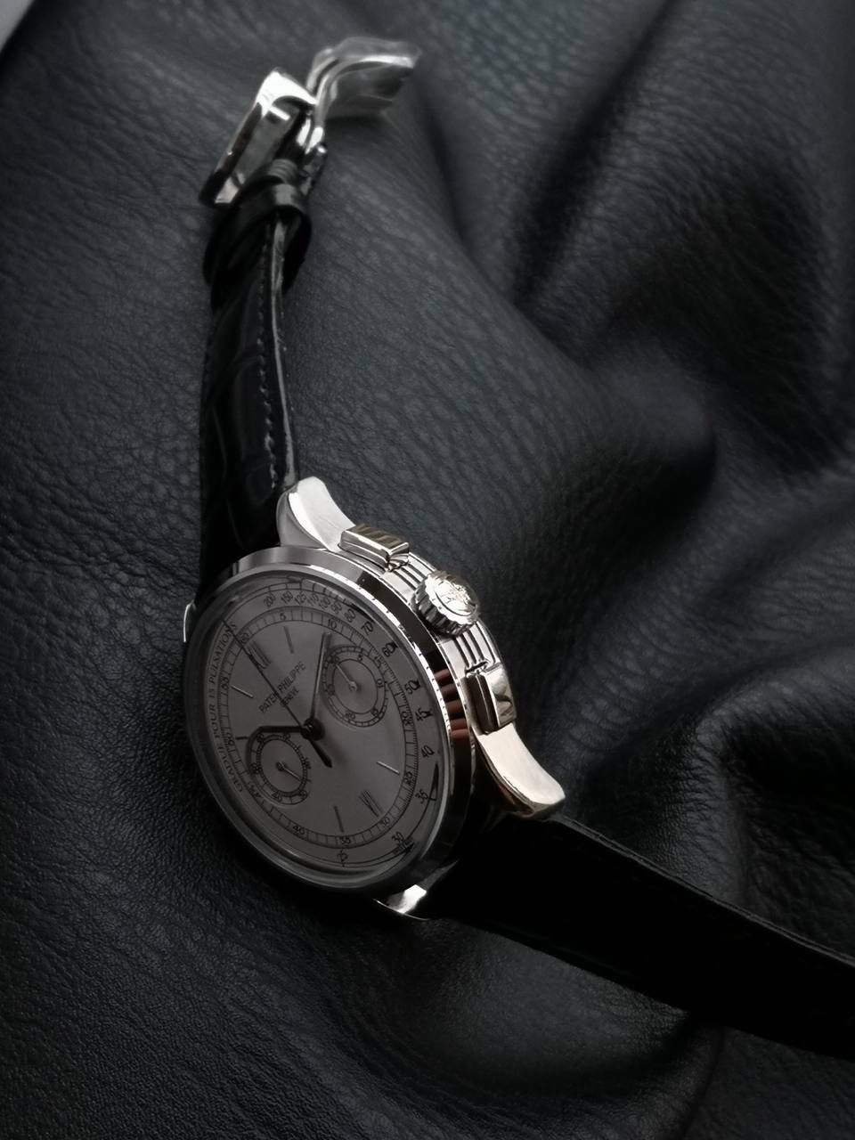 百达翡丽复杂功能时计5170G多功能腕表，堪称腕表精品当中的精品！😍✨🔥 腕表直径为42毫米，作为一款男士腕表，它的表盘大小适中。为我们奉上对称的美感，整个表盘的布局大方得体，包括了如此之多的功能的同时，又不会让人觉得繁杂。 机芯采用了7750机芯完美还原正品诸多功能，提供了强大的时间衡量功能。意大利牛皮表带，专属的灯笼扣，任何季节，任何场所，任何职业人均适合佩戴，让手腕佩戴得更舒适，让气质绽放。此款腕表具有30米防水功能，满足大众日常生活，休闲度假必备腕表。 百达翡丽5170G可以说是腕表中的精品，功能方面的巧妙构思，外观上的合理布局，以及优越的机芯性能，无一不体现出百达翡丽的独特设计，一件经典的艺术品，一件完美的收藏品。