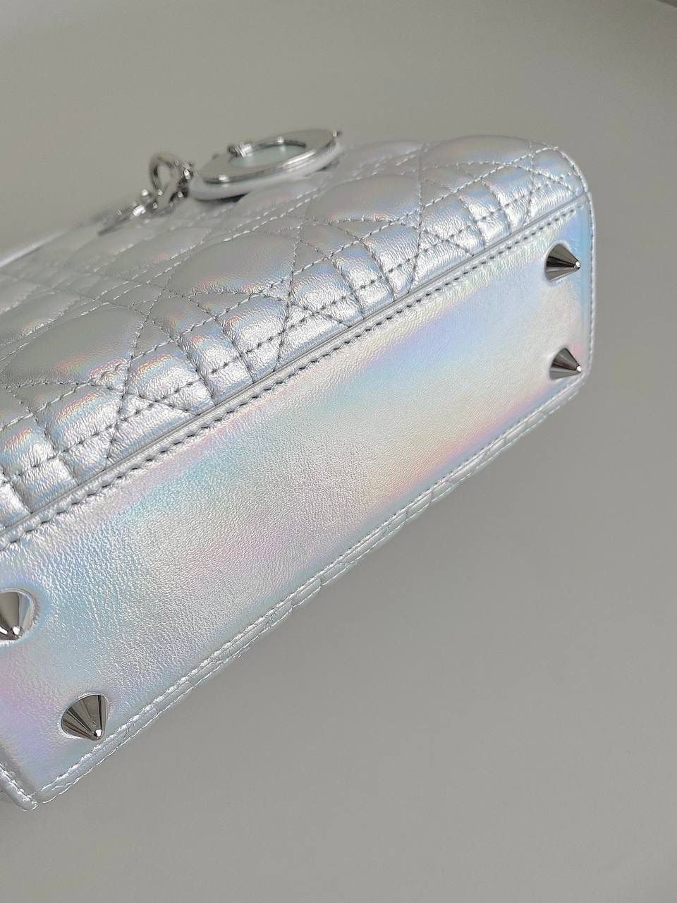 🈶镭射银 𝗗𝗜𝗢𝗥 𝗟𝗮𝗱𝘆羊皮四格银扣 快！快！快！很少见有这么特色的包 Bing灵动炫目大胆的科幻视觉冲击太震撼 整个包身珠光呈镭射效果，犹如彩虹般 很是惊艳！配银色金属更有张力，好抢眼啊 优雅与炫酷的反差碰撞，也就只有它独具一格 拿到手你们一定要多背出去走走 它实在是美到过分了！！ 进口原厂羊皮➕全钢五金 （配8个五金图案 全套包装） 20×16.5×8cm 4123m