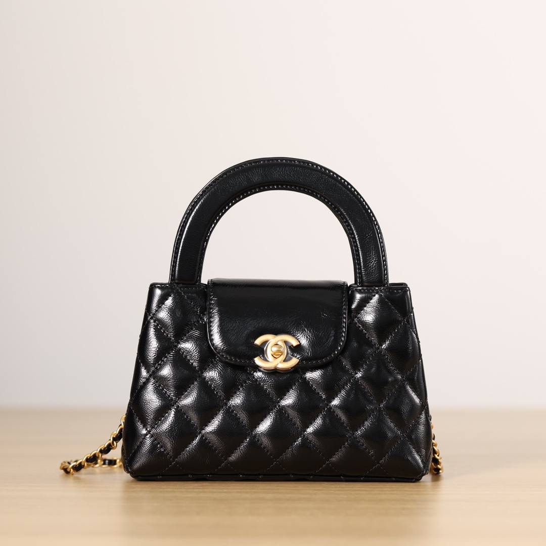 Chanel香奈儿 23k kelly💞👜 独家渠道货 独家纯原油腊金扣皮组装尾单货 尺寸：19cm x 13 cm x 7cm 金标链条带手柄 亮面小牛皮 斜跨单肩手提包 迷你女款黑色bag 原版开发 无原版不开发 每个细节都是对原对版
