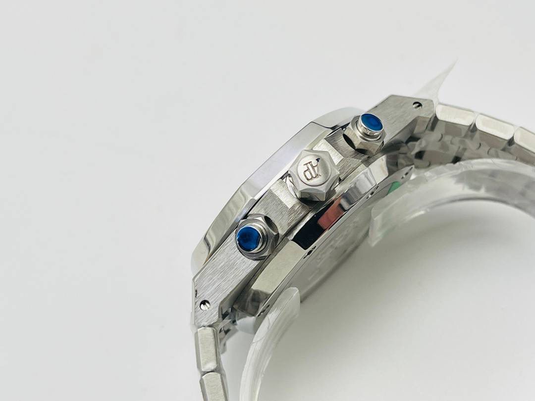 AP爱.彼皇家橡树系列26331OR多功能计时机械腕表41MM！ 1⃣️【机芯】7750改原装机芯 6字位小秒 功能与原装一致！ 2⃣️【表镜】表镜选用进口蓝宝石玻璃镜面！ 3⃣️【表壳】采用进口316精钢表壳，表壳通过拉丝和部分抛光打磨处理之后，忽明忽暗展现出精致而硬气的独特气质！ 4⃣️【头粒】头粒设计与专柜一致可以微调 佩戴更佳贴手舒适 经过多道工序的打磨和磨砂处理，终把AP特有的八角型表圈表达出棱角分明的线条！ 5⃣️【表盘】超强夜光显示，可以在任何环境下读取时间！