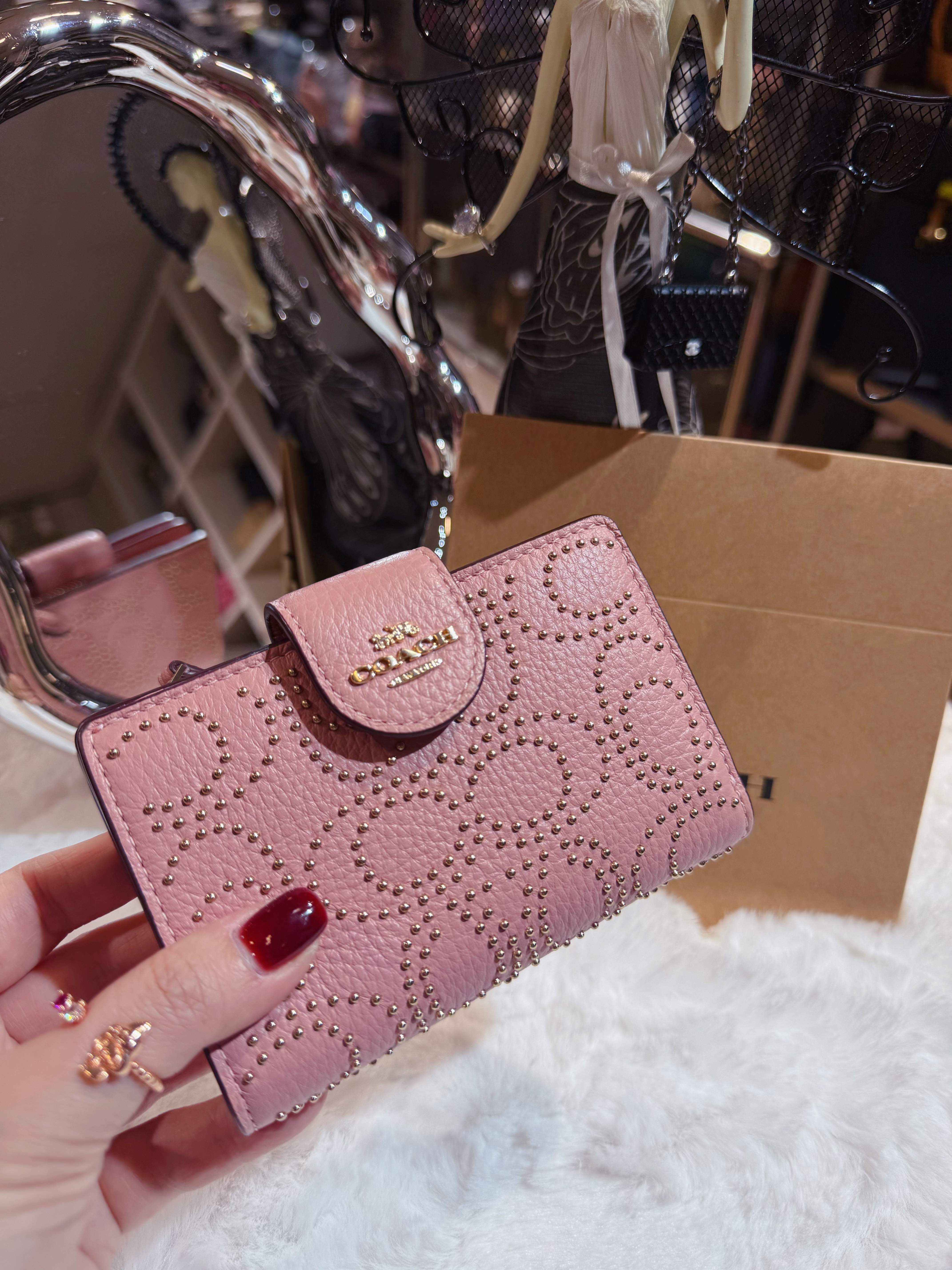 Coach medium wallet pink/stud