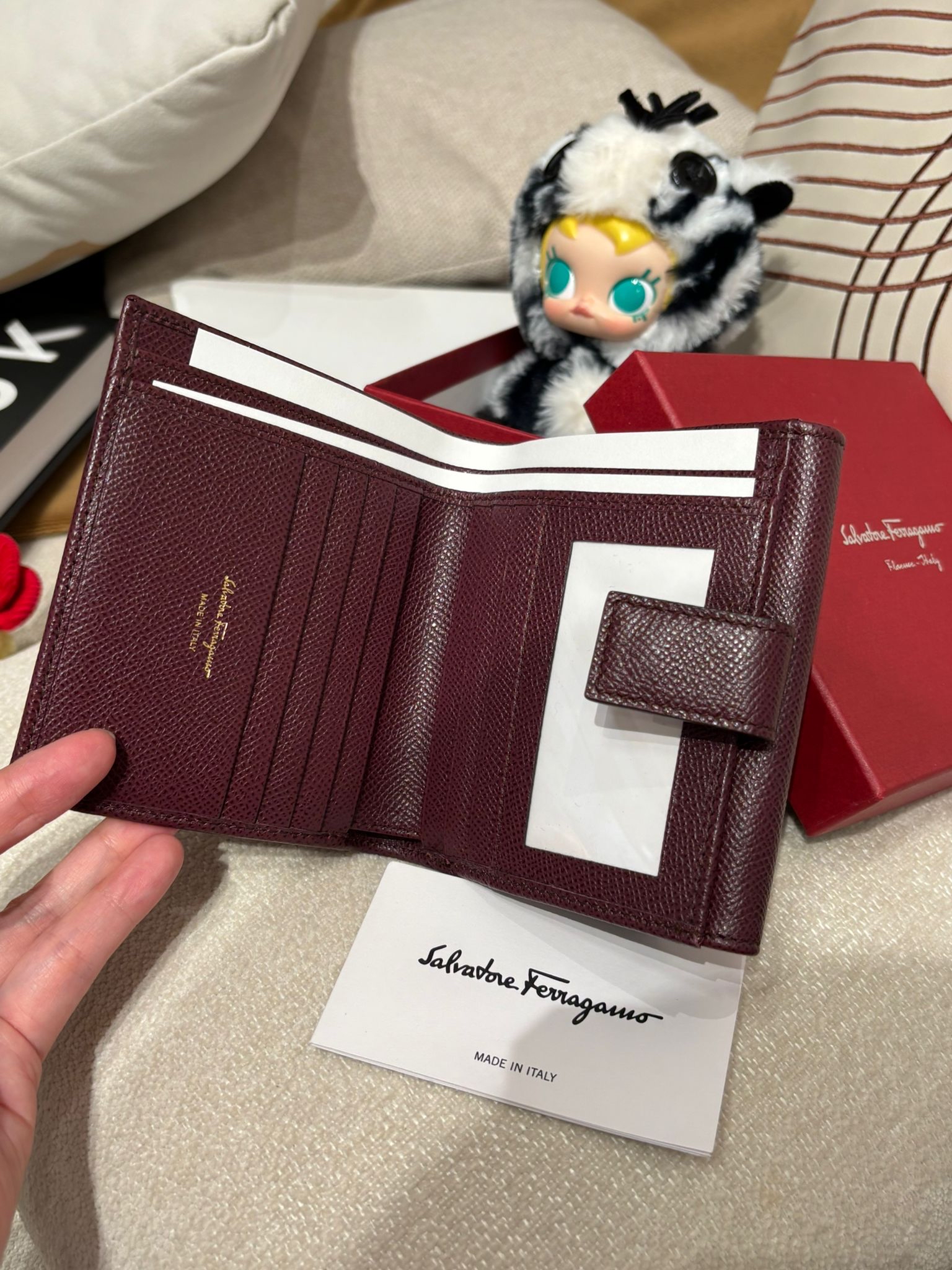 Salvatore Ferragamo campact wallet  100%Authentic,全新 ✅nfc ,booklet✅box