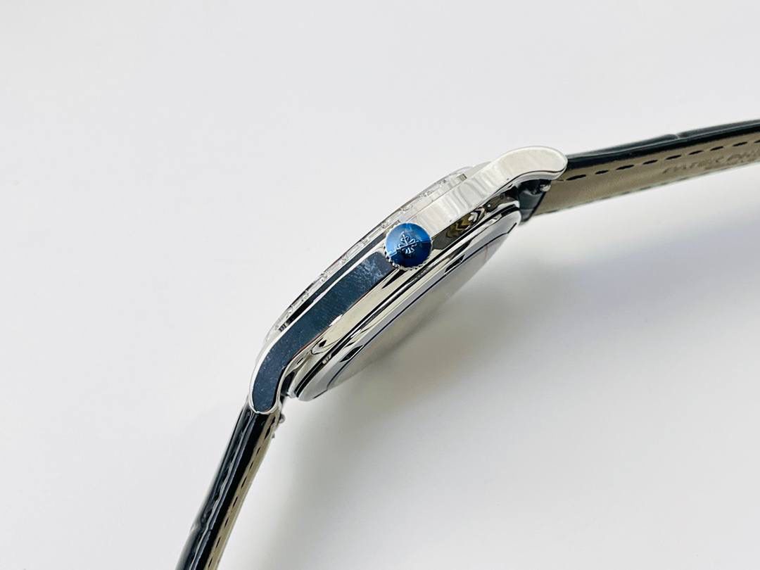 经典再续 百达翡丽古典表系列——5296-001．铂金V4升级版🤩😍细节方面： 1⃣️全新904L打造整体壳套，完善表壳细节，提升打磨质量，独家还原出正品的完美比例和特有质感。日历窗口改大小与正品一致，而非普通正常窗口！ 2⃣️刻度，指针采用最新的贵金属电镀技术加持，效果更佳出彩！ 3⃣️“锅盖型”微凸蓝宝表镜，版型与正品一致，效果通透，辨时清晰。 4⃣️【引领一体机时代】采用定制版Cal.9015改324机芯，超薄稳定性强！ 5⃣️【表带】经典意大利小牛皮表带，纹路清晰，质感上乘。针式表扣打磨齐整光亮，通用原装无压力。