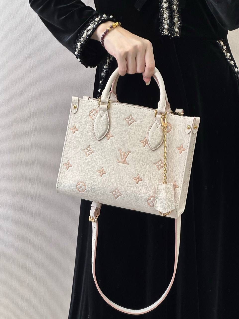 LV Onthego 新款新配色 👜✨ “奶油坚果包”来啦 💕 当经典 Monogram 遇上马卡龙色系，这款真的会让女生直接心动尖叫 😍柔柔的雾乳色，配淡金色五金，看起来就像阳光下的杏仁蛋糕，甜而不腻 🍰包身是压纹粒面牛皮，摸起来软硬刚好，有油润光泽感～细节看得到天然毛孔， 原厂皮质感真的很加分 ✨ 容量也很可以， 虽然不是大号，但日常出门完全够用 👍 📏 尺寸：25 × 11.5 × 19 cm