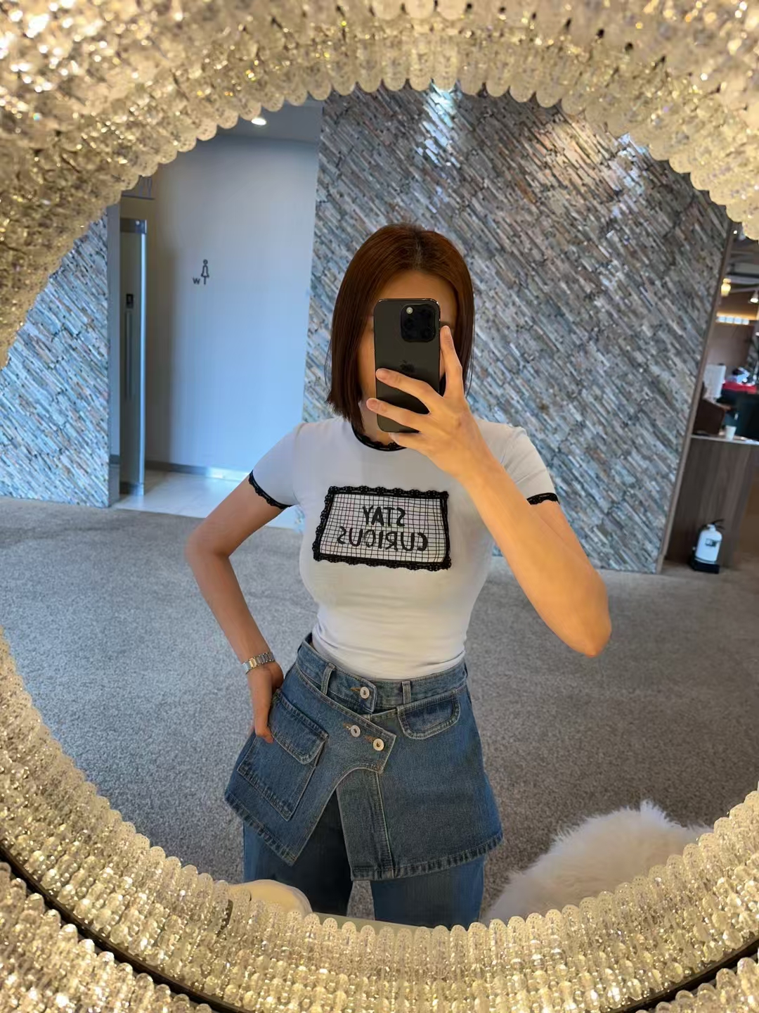 Fitted Lace-Trimmed Cropped T-Shirt with "Stay Curious" Patch‖ 拼接蕾丝边修身短款字母T恤 KR0162254