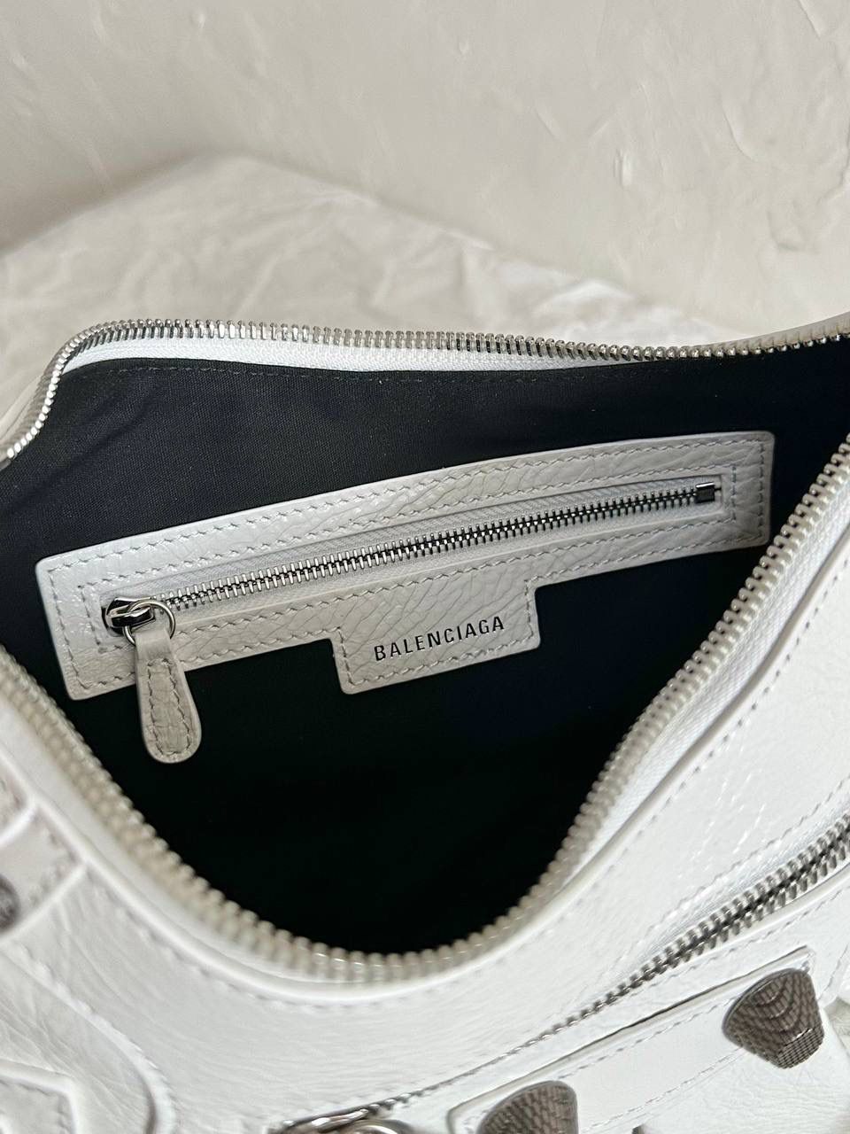 油蜡皮白银S/33cm🤍 Le Cagole半月包饺子包机车包 Wuhu！！让我重拾就对机车包的爱 半月弧形的包身，保留了软踏踏的皮料感 还有叮叮咚咚的流苏小钱包挂饰 最最让我欢喜的是多了面♥️小镜子！ 全方位细节拿捏住了～👌🏻 xs小号：26×16×10cm671309m s中号：33×16×8.4cm671307m