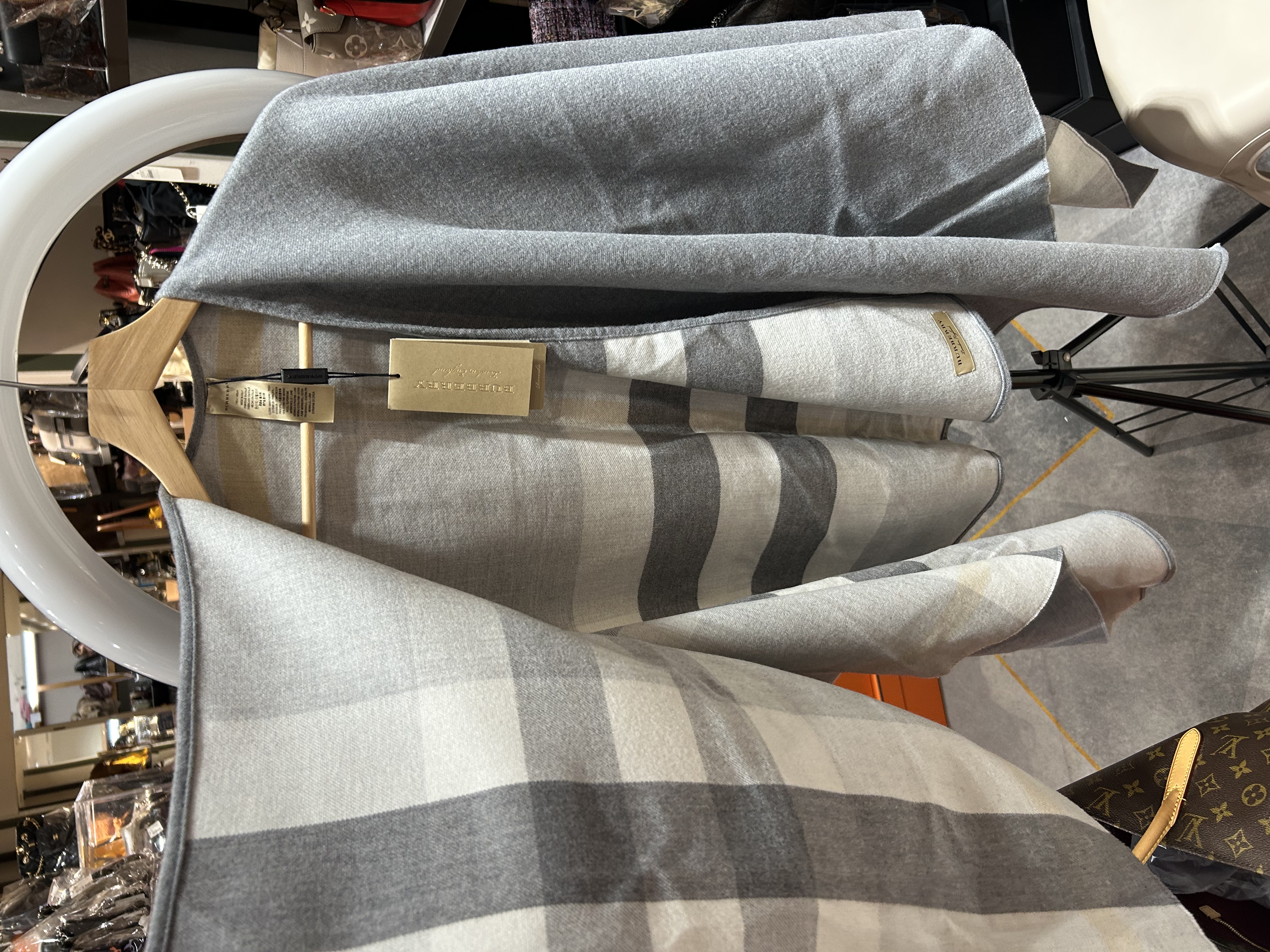 全新 Burberry BURBERRY Reversible Check Cape Scarf 灰色100%羊毛格紋雙面披肩圍巾 100% Wool scarf 100%Authentic, 全新未使用品
